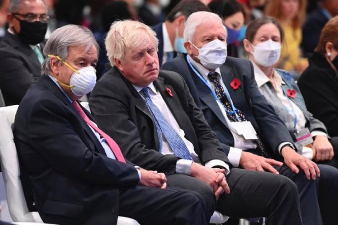 英國首相強生(左二)被拍到倒頭大睡。(翻攝Omz2468推特)