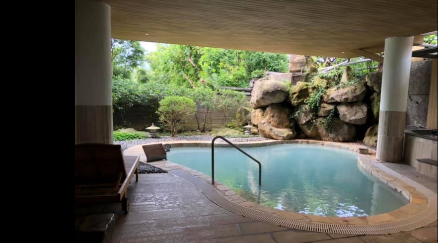 女網友到陽明山天籟度假酒店泡裸湯，卻被突然闖進的男員工看光光。（翻攝自「好想住飯店⭕好康.踩雷不藏私」）