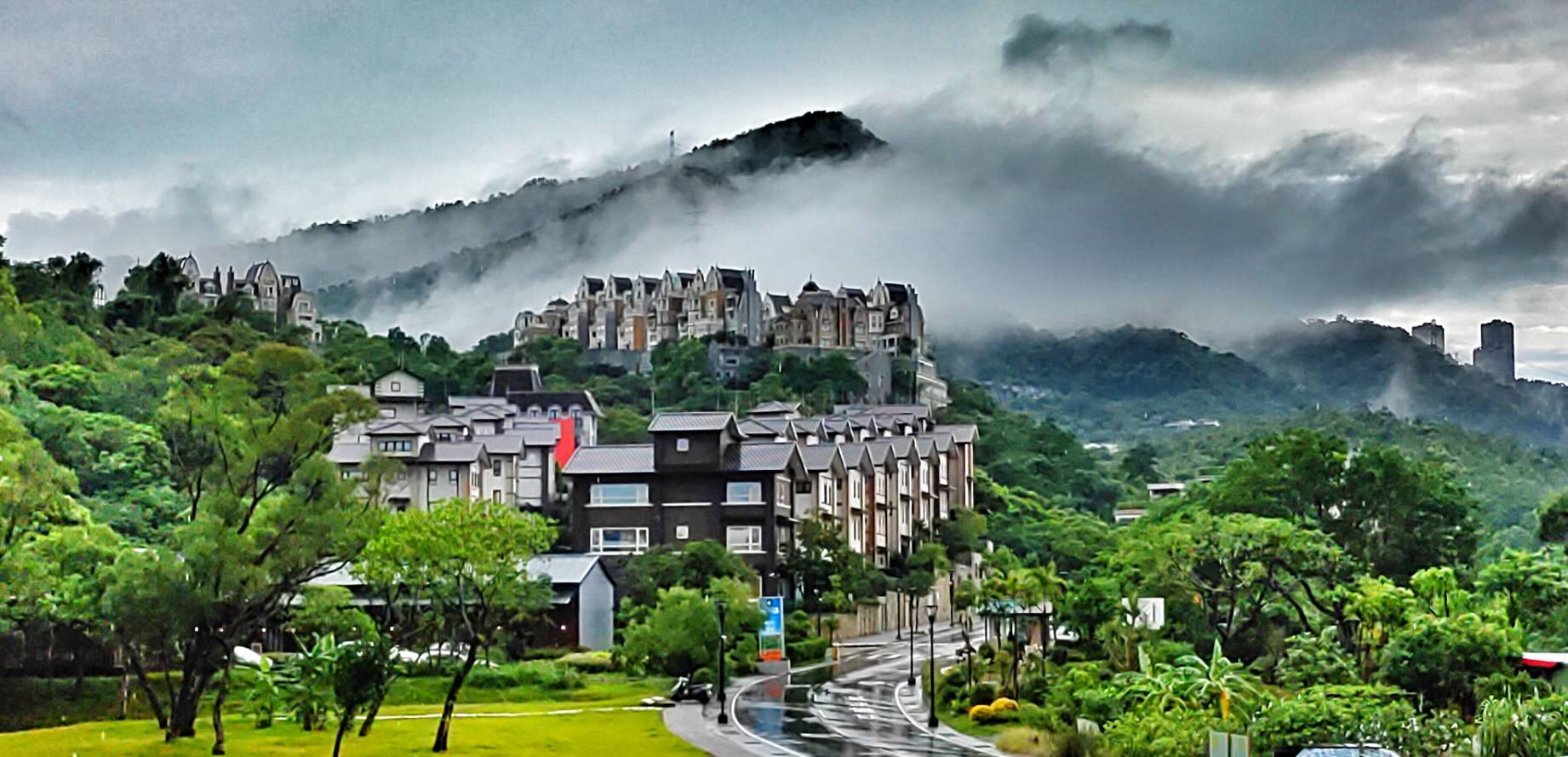 位在台北新店半山上的晴山滙2，環境宜人景緻優美，宛若置身國外。