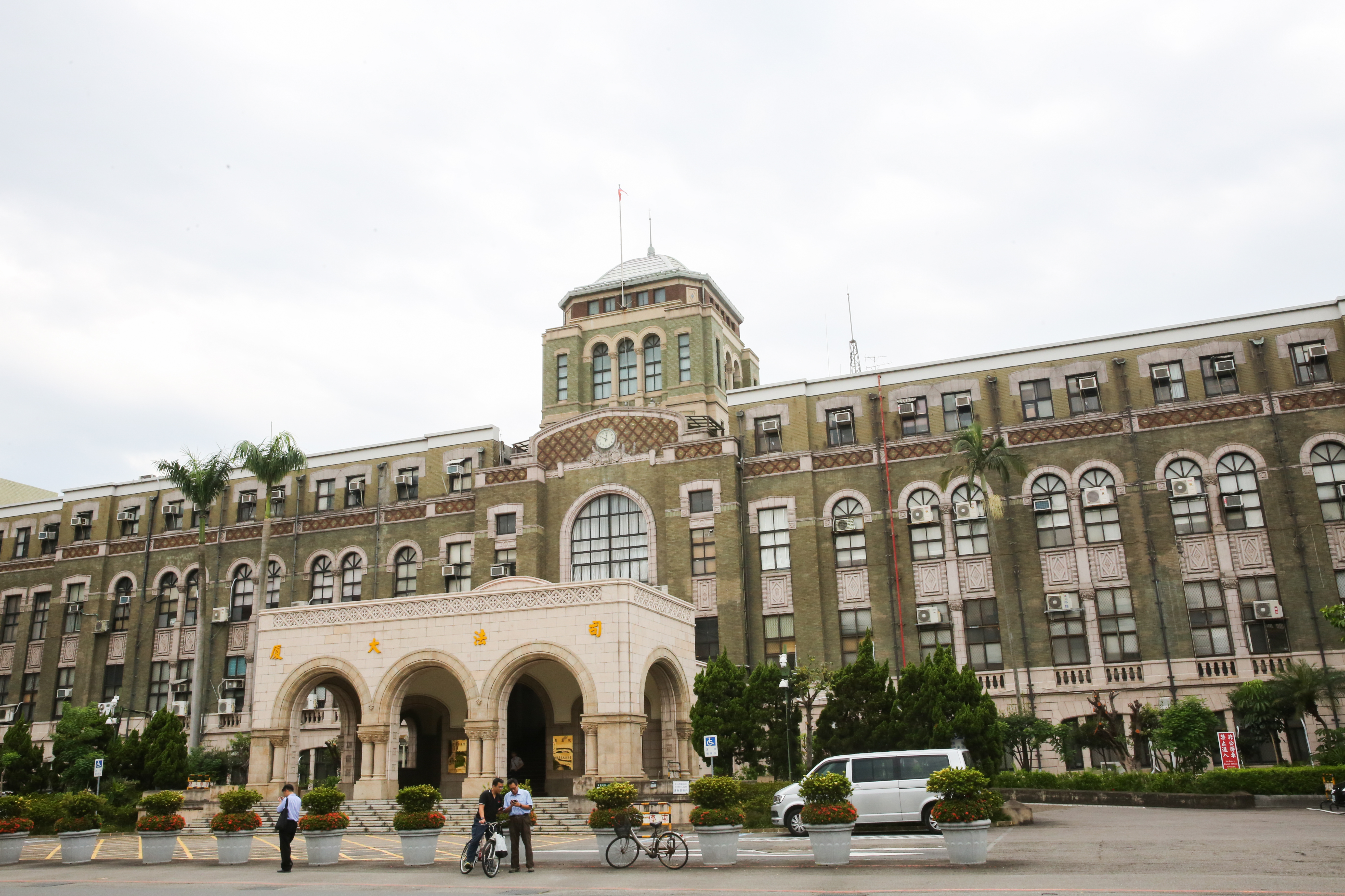 司法院臉書粉絲專頁則貼出一段自己創作的《七步詩》，網友則紛紛留言「小編跟太快了」。（本刊資料照）