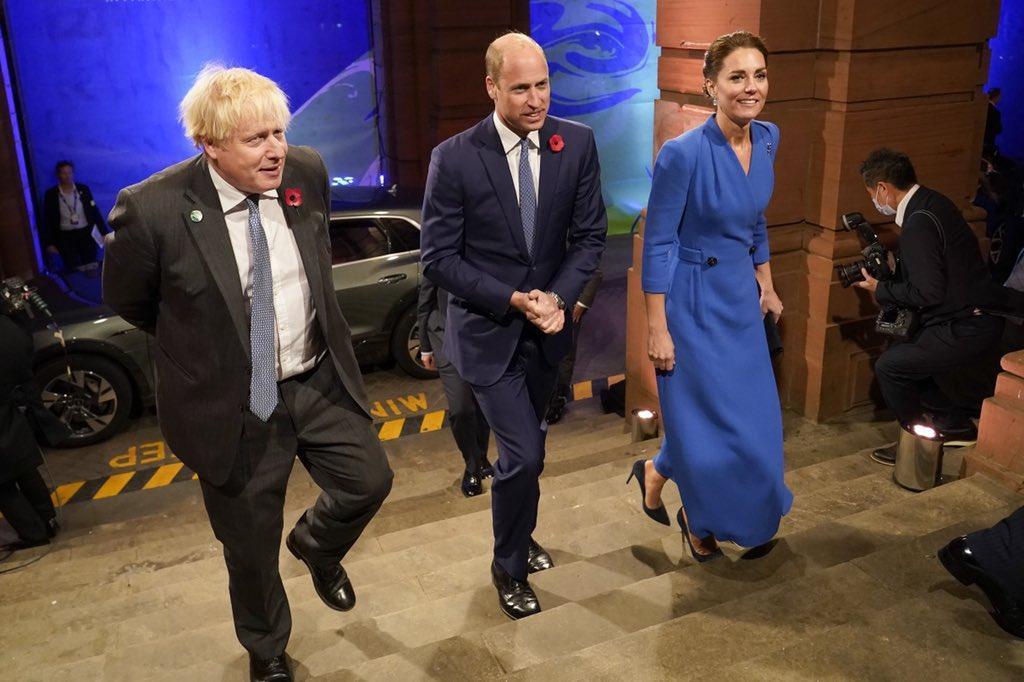 凱特王妃(右起)、威廉王子、英國首相強生出席COP26開幕晚宴。(翻攝ClarenceHouse推特)