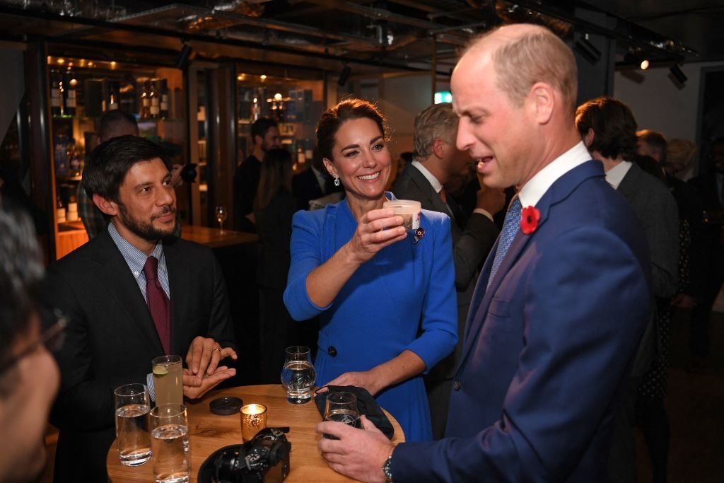 凱特拿著一杯死幼蟲，讓威廉面有難色。（翻攝duchesskatemid推特）