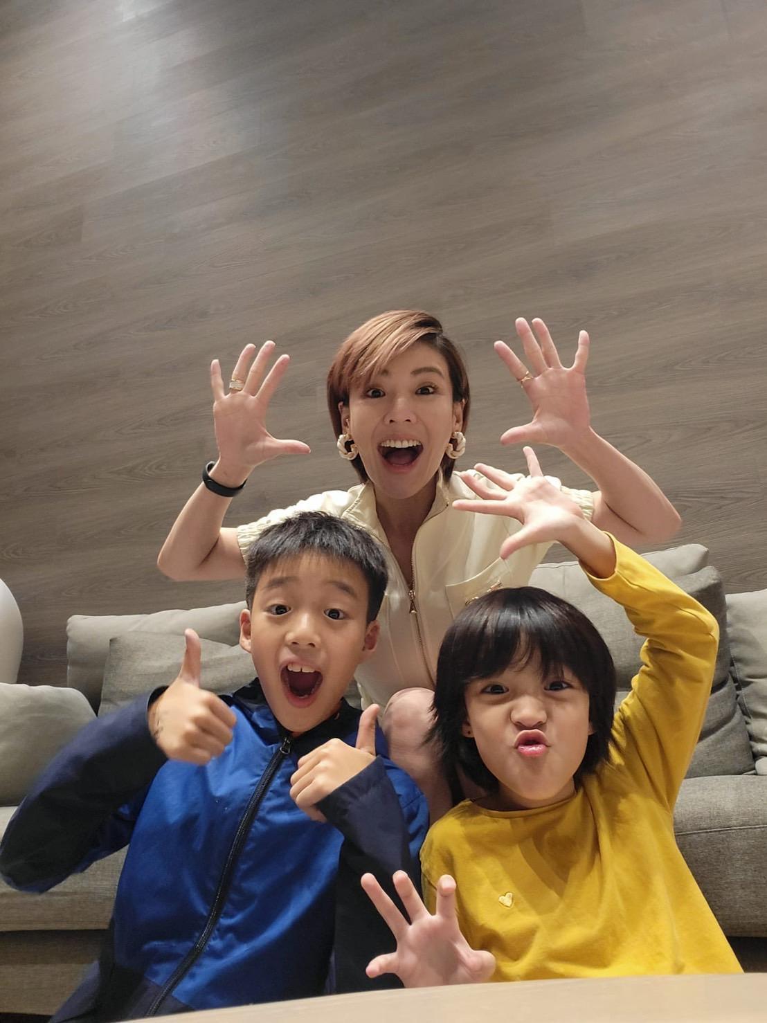 徐小可帶了家中的兩位小孩老大及老二當自己的「銷售助理」。 (PChome 提供)