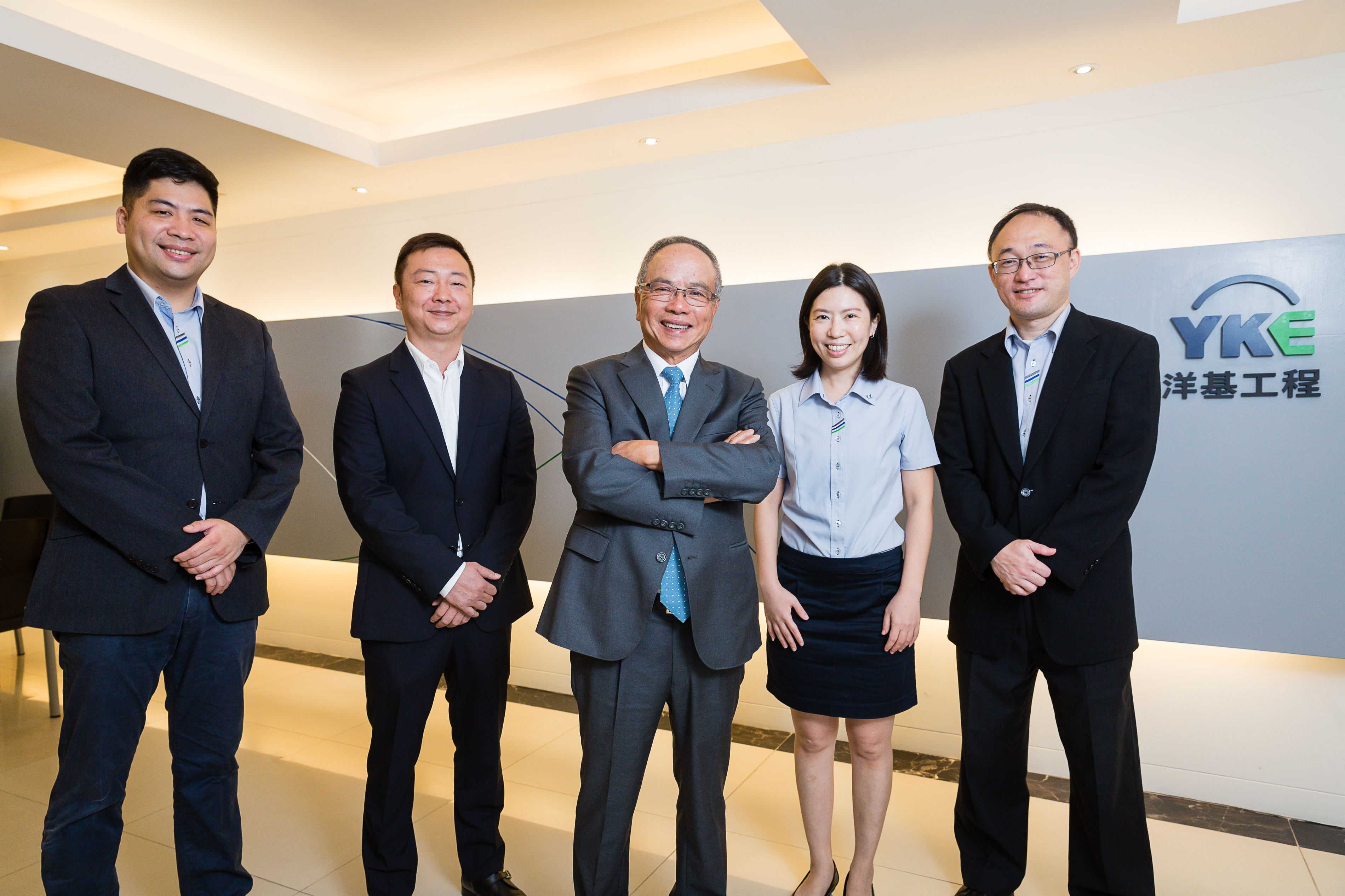 洋基工程董事長賴有忠（左3）每年率公司一集主管到母校覓才。左起為洋基工程總管理處處長林宗亮、洋基工程總經理劉士源，右1為洋基工程總管理處財會部經理程志豪。