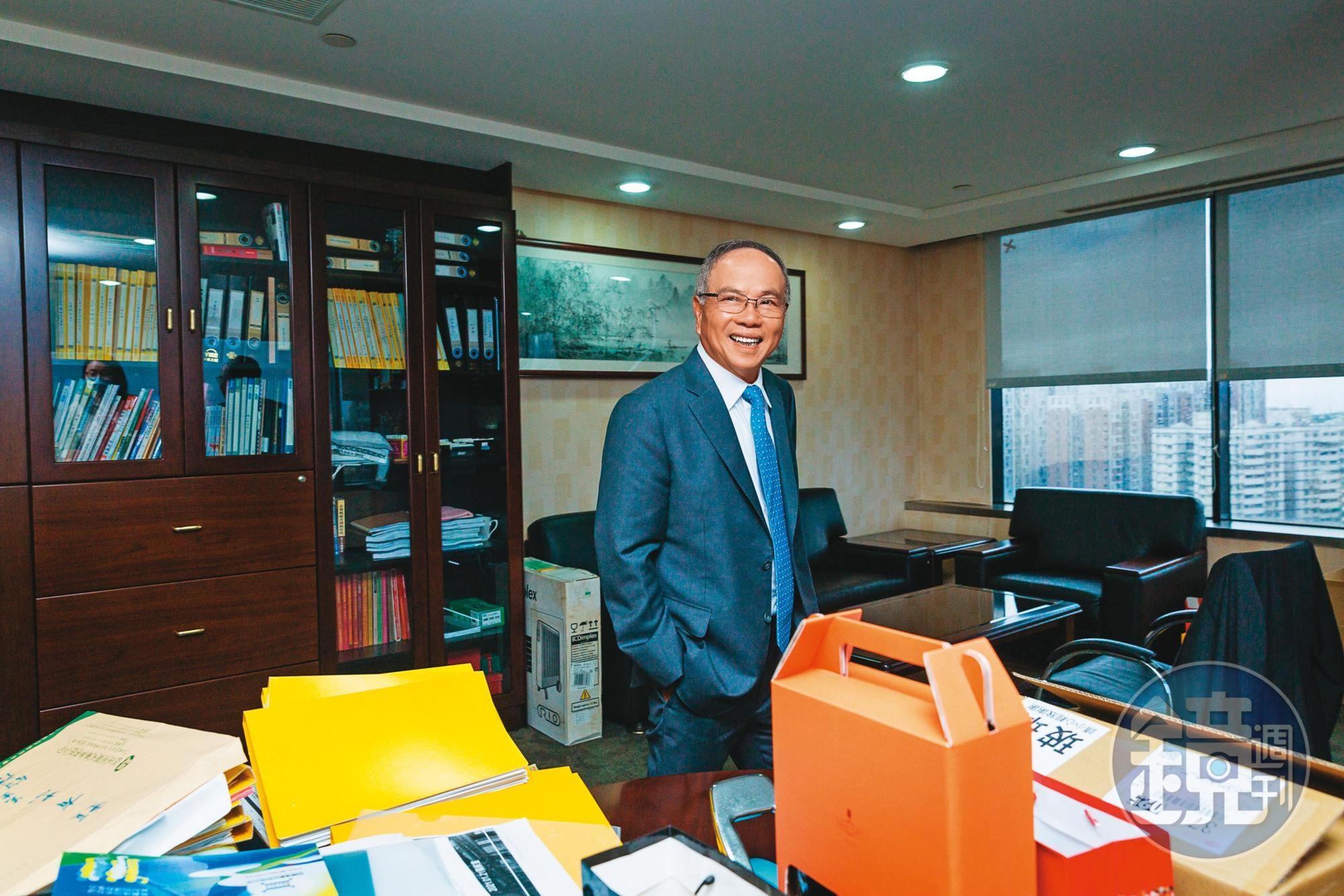 賴有忠自豪靠的是用服務與信任黏住客戶，如大立光、台積電等主力客戶一做就是十幾年。