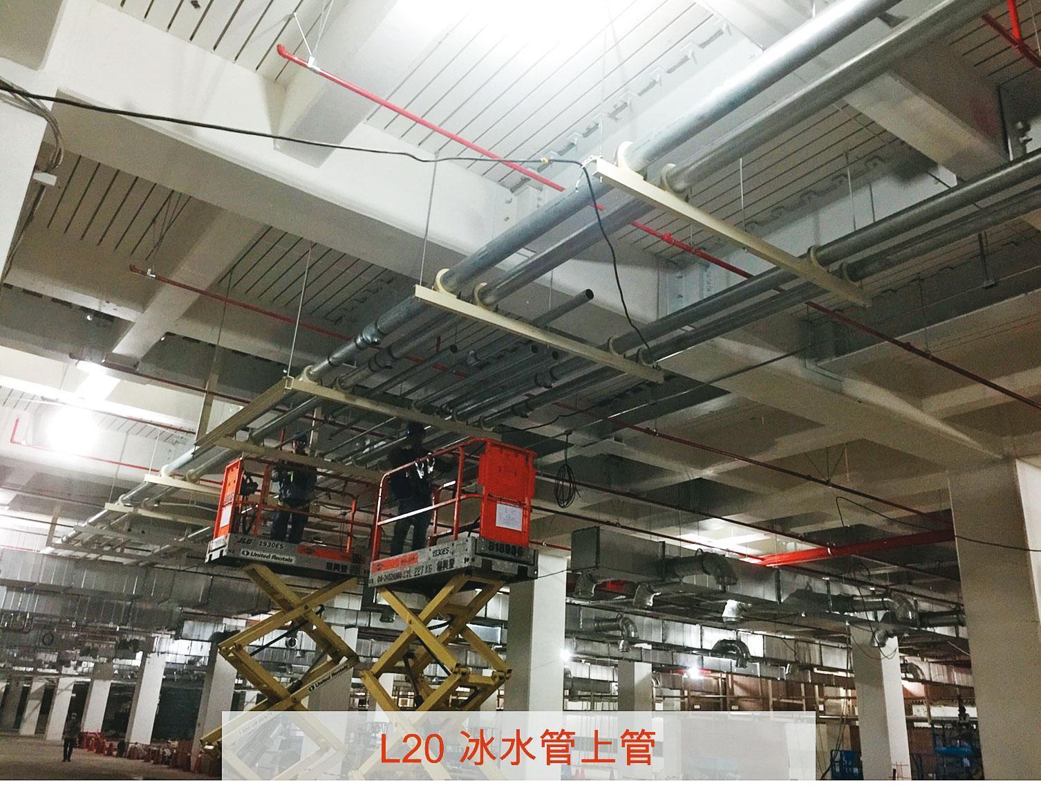 洋基工程整合無塵室的監造、施工、測試一條龍，圖為正在安裝冰水管上管。（洋基工程提供）