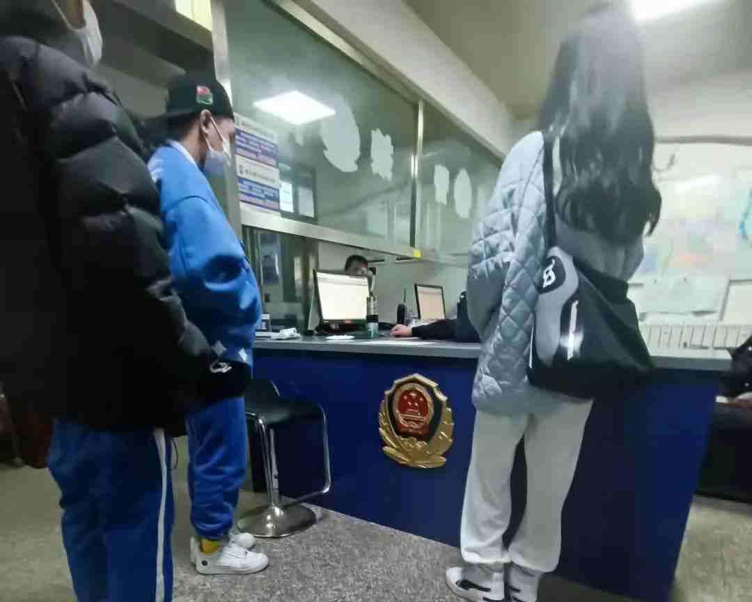 疑似不雅影片的男女主角已主動到警察局接受調查。(翻攝夜楠微博)