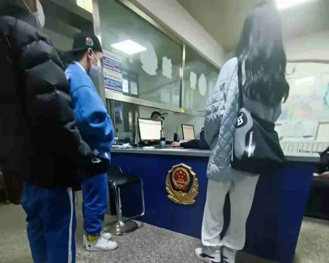 疑似不雅影片的男女主角已主動到警察局接受調查。（翻攝夜楠微博）