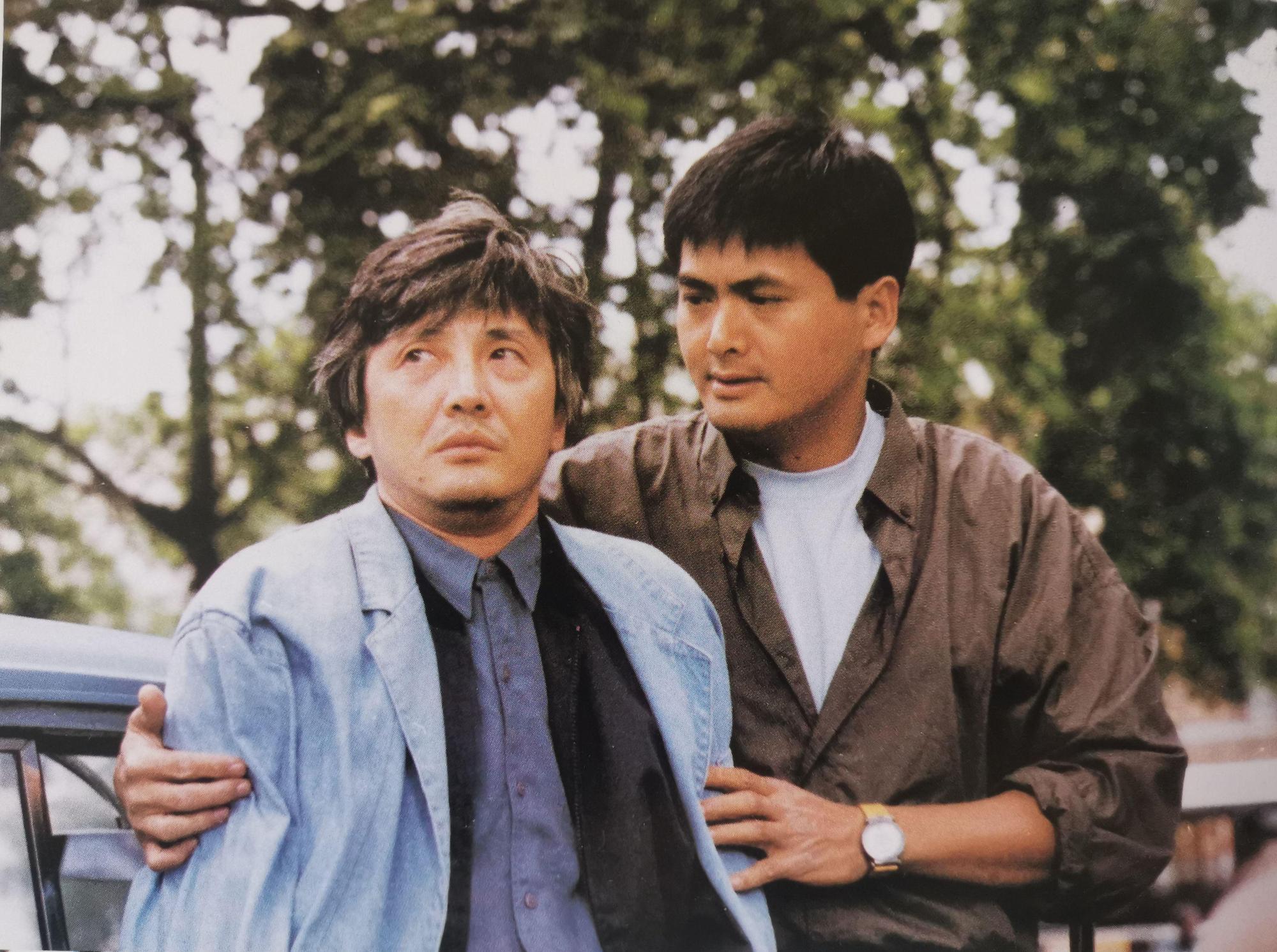 曾演出《英雄本色2》,為80年代香港新藝城電影創始人之一的港星石天,傳出已於10月病逝,享壽71歲。右為周潤發。(網路圖片)