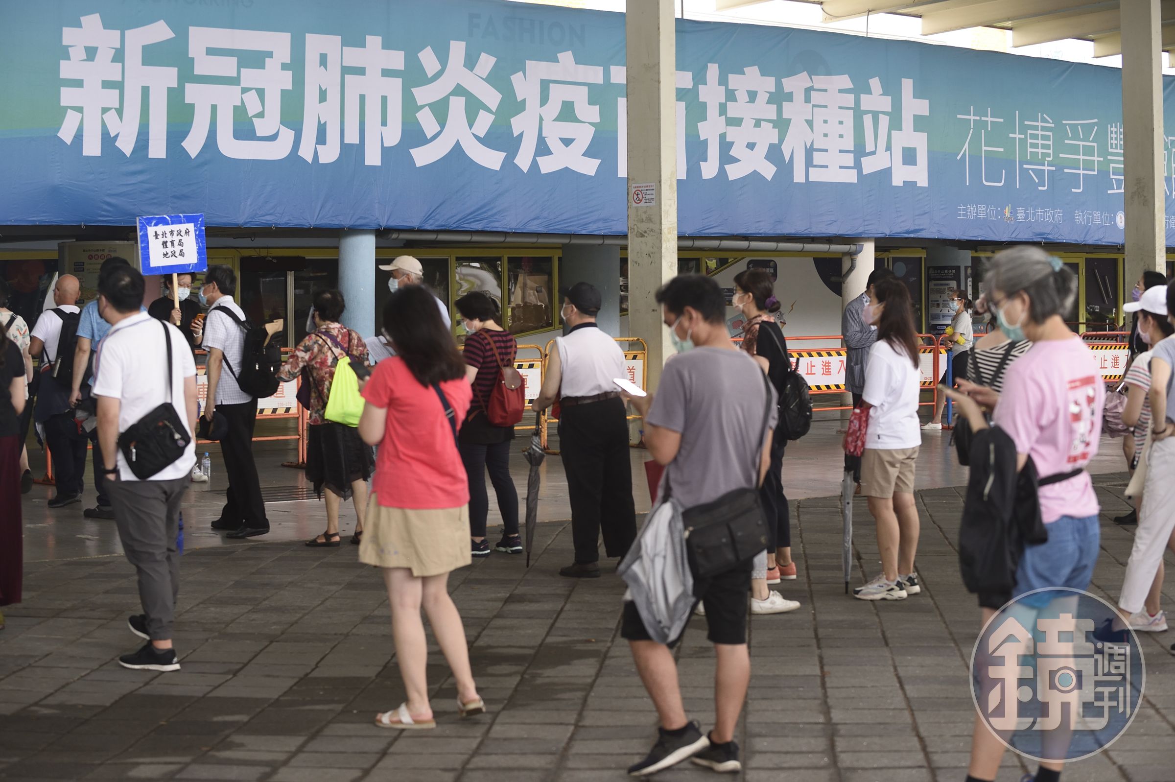 花博公園是台北市疫苗接種站的主力，不過也傳出醫護為了支援爆出加班等爭議。（本刊資料照）