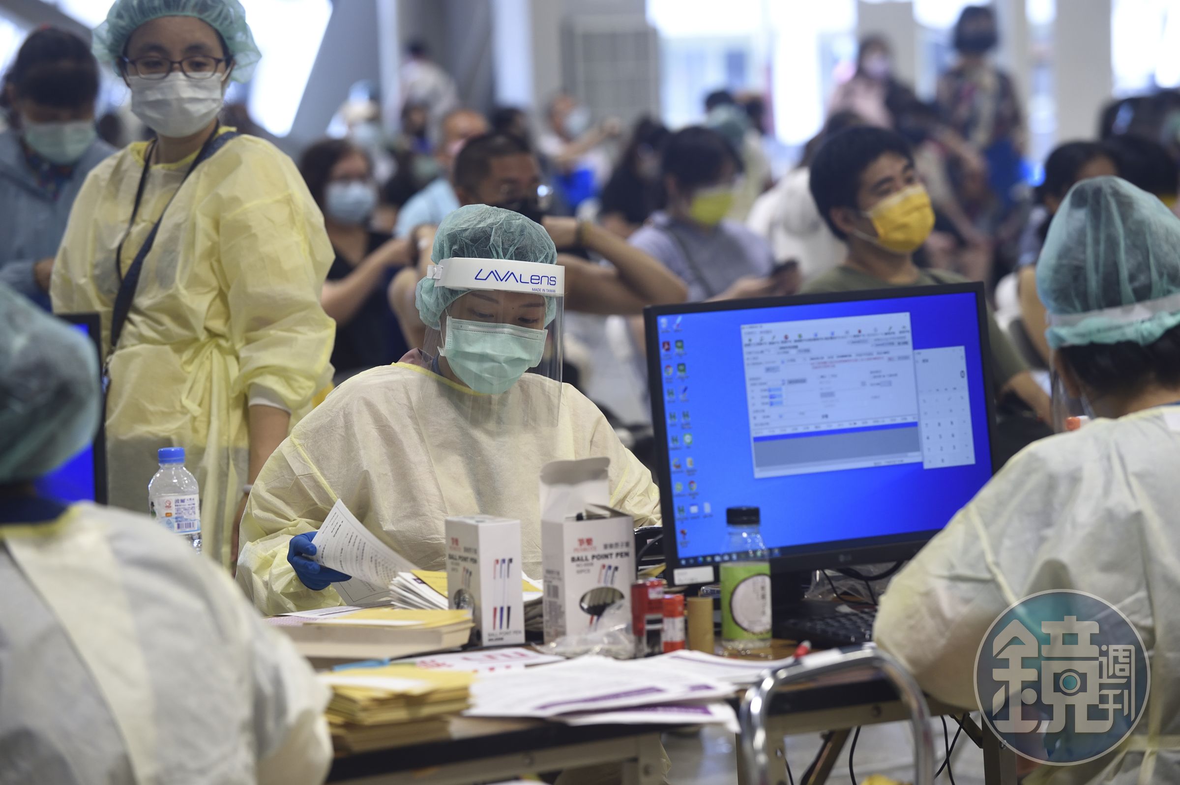 聯醫仁愛院區曾經一口氣調了15個主治醫師及6位專科護理師到花博公園支援打疫苗。（本刊資料照）