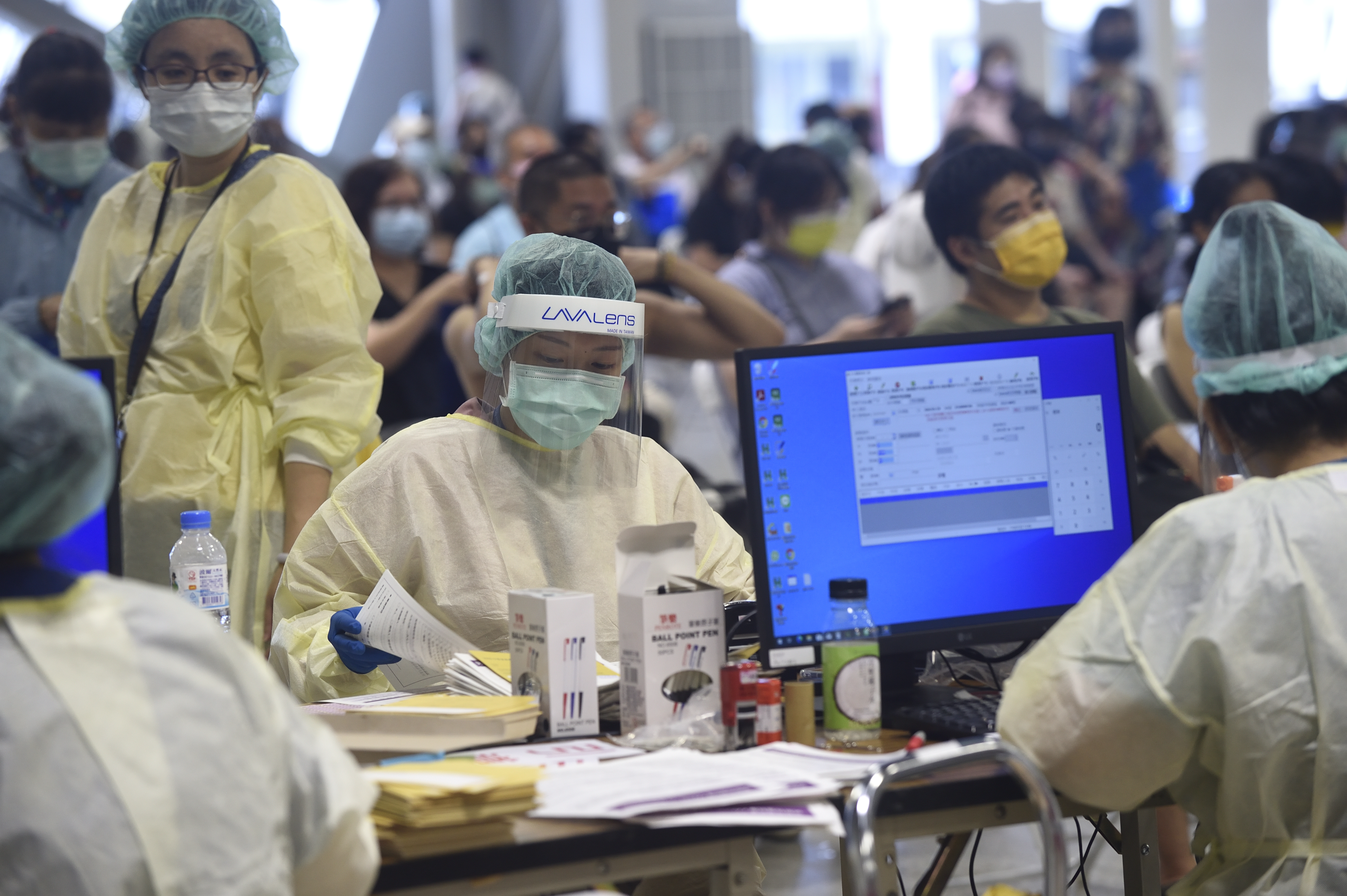 聯醫仁愛院區曾經一口氣調了15個主治醫師及6位專科護理師到花博公園支援打疫苗。（本刊資料照）