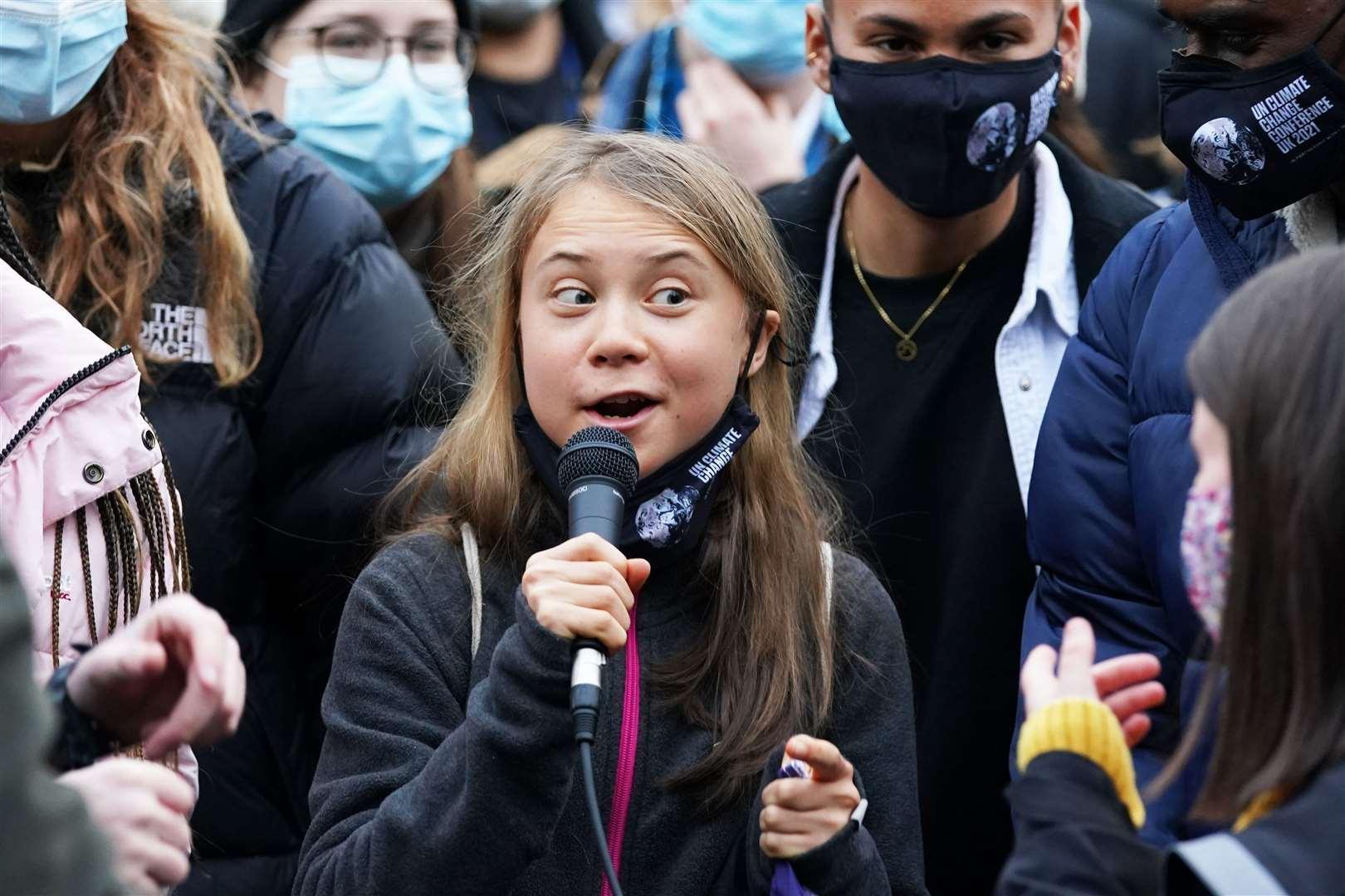 童貝里在街頭帶著示威者向COP26領袖抗議。(翻攝Amez_Memes推特)