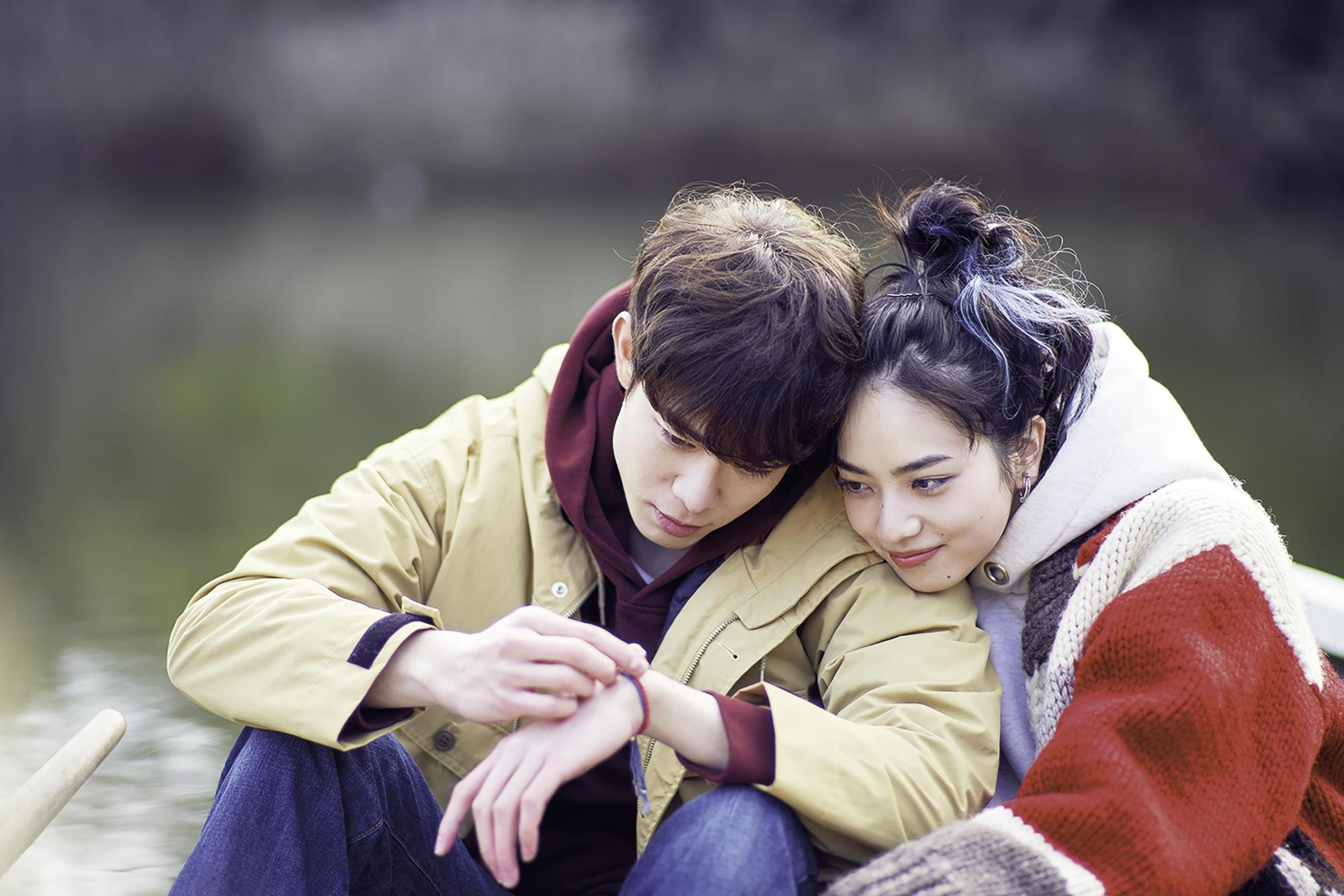 小松菜奈(右)和宮澤冰魚在《月影》飾演戀人,高顏質+長腿組合讓《月影》在上映前就受到許多粉絲關注。(東京國際影展提供)