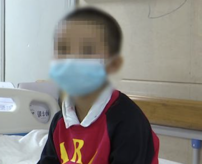 中國一名男孩日前出車禍，等到康復能夠出院時，母親竟然以很忙為由不將他接回家。（翻攝自微兔視頻）