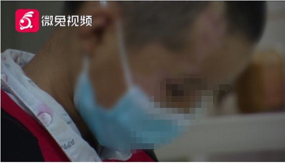 男孩神情落寞，讓人看了相當心疼。（翻攝自微兔視頻）