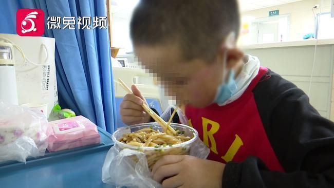 小男孩相當乖巧。（翻攝自微兔視頻）
