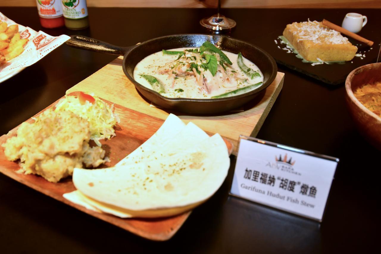 也是傳統料理之一的「加里福納胡度燉魚」以大蕉泥和椰奶魚湯搭配料理。(中美洲經貿辦事處、ABV加勒比海餐酒館提供)