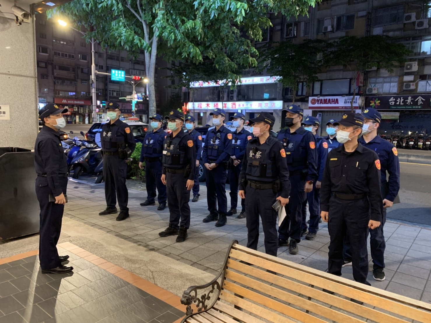 松山警分局長陳昭甫親自帶隊至轄內場所實施稽查。（松山分局提供）