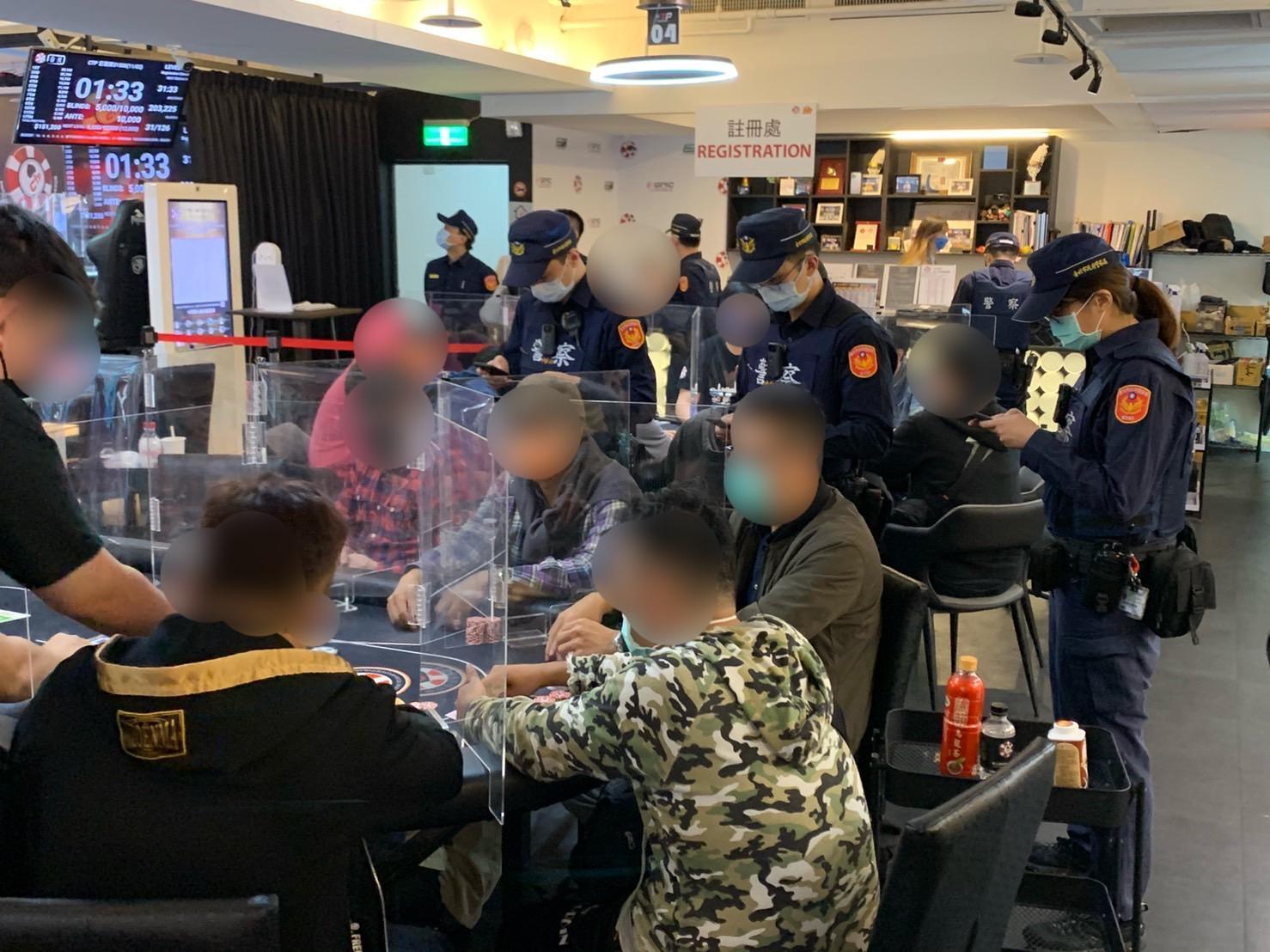 松山分局臨檢轄區內德州撲克協會。（松山分局提供）