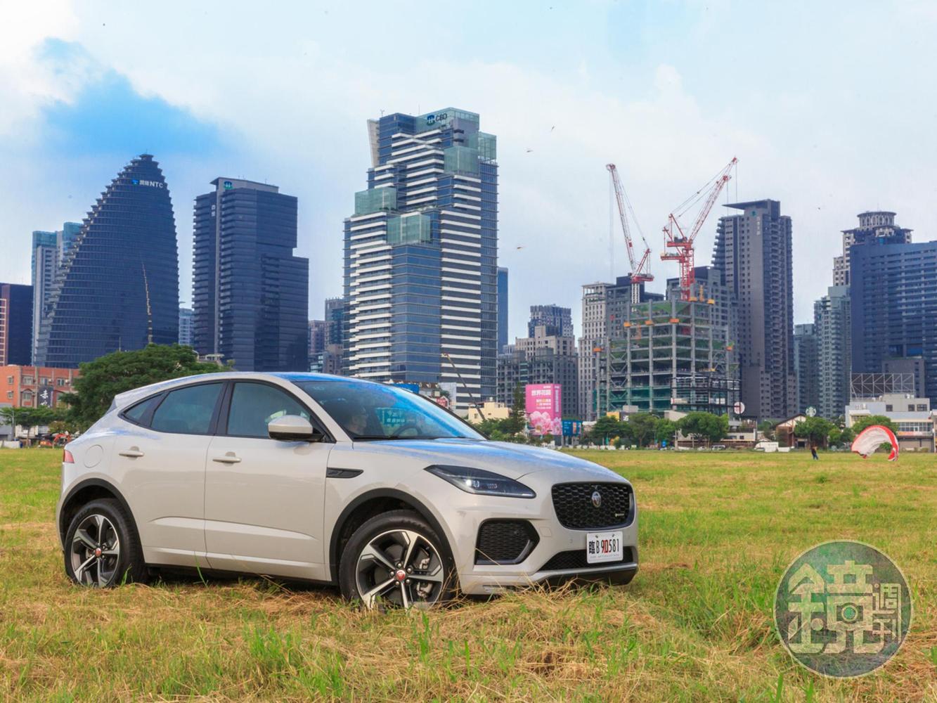 熱銷數年後JAGUAR E-Pace終於迎向了第二代，除了在造型上更為成熟洗煉之外，動力上也導入了最新的48V輕油電系統，創造出截然不同的駕駛體驗。