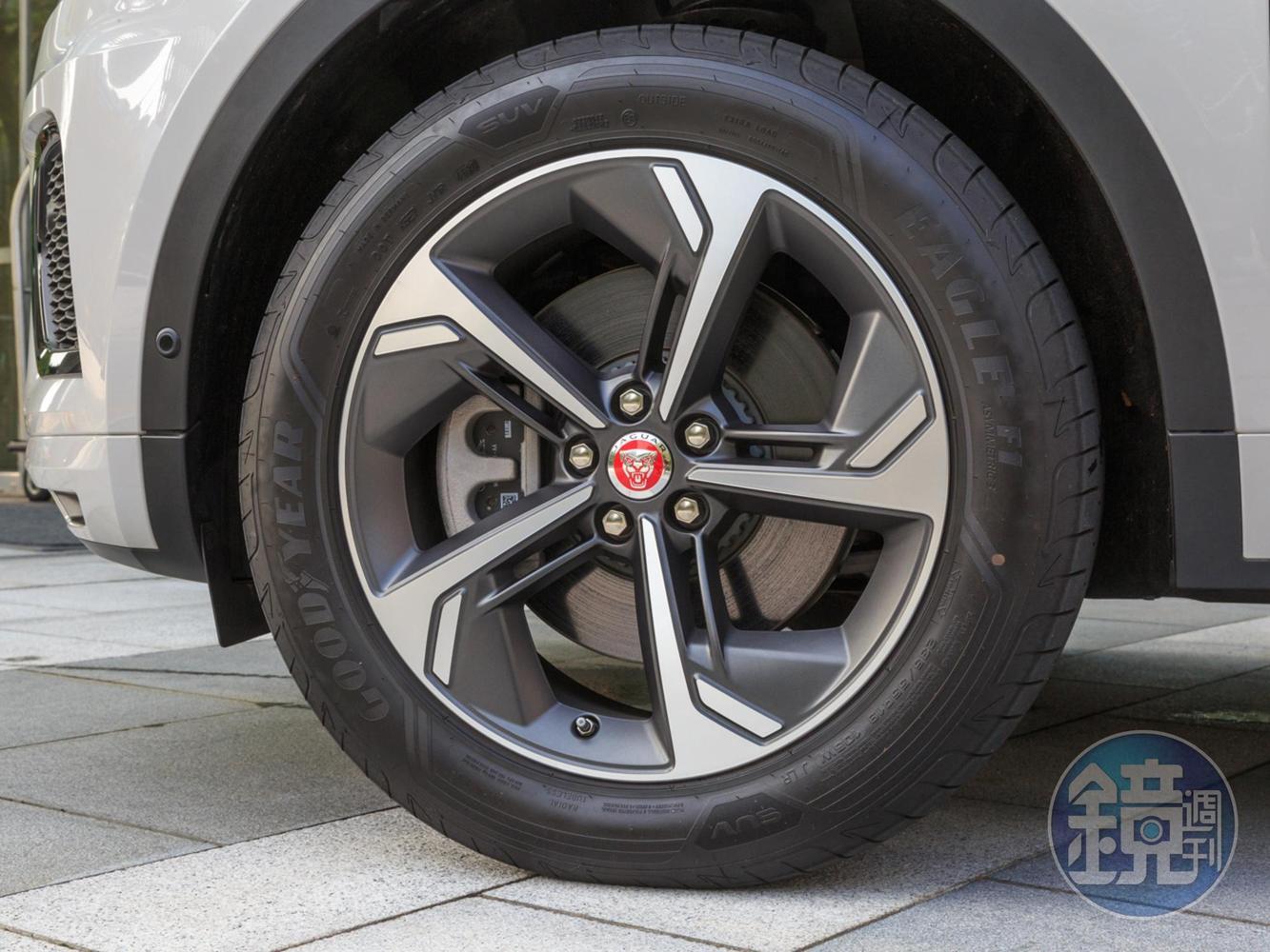 標配 19 吋 5 輻深灰色鑽石塗裝鋁圈，配胎則為 Goodyear Eagle F1 Asymmetric3。