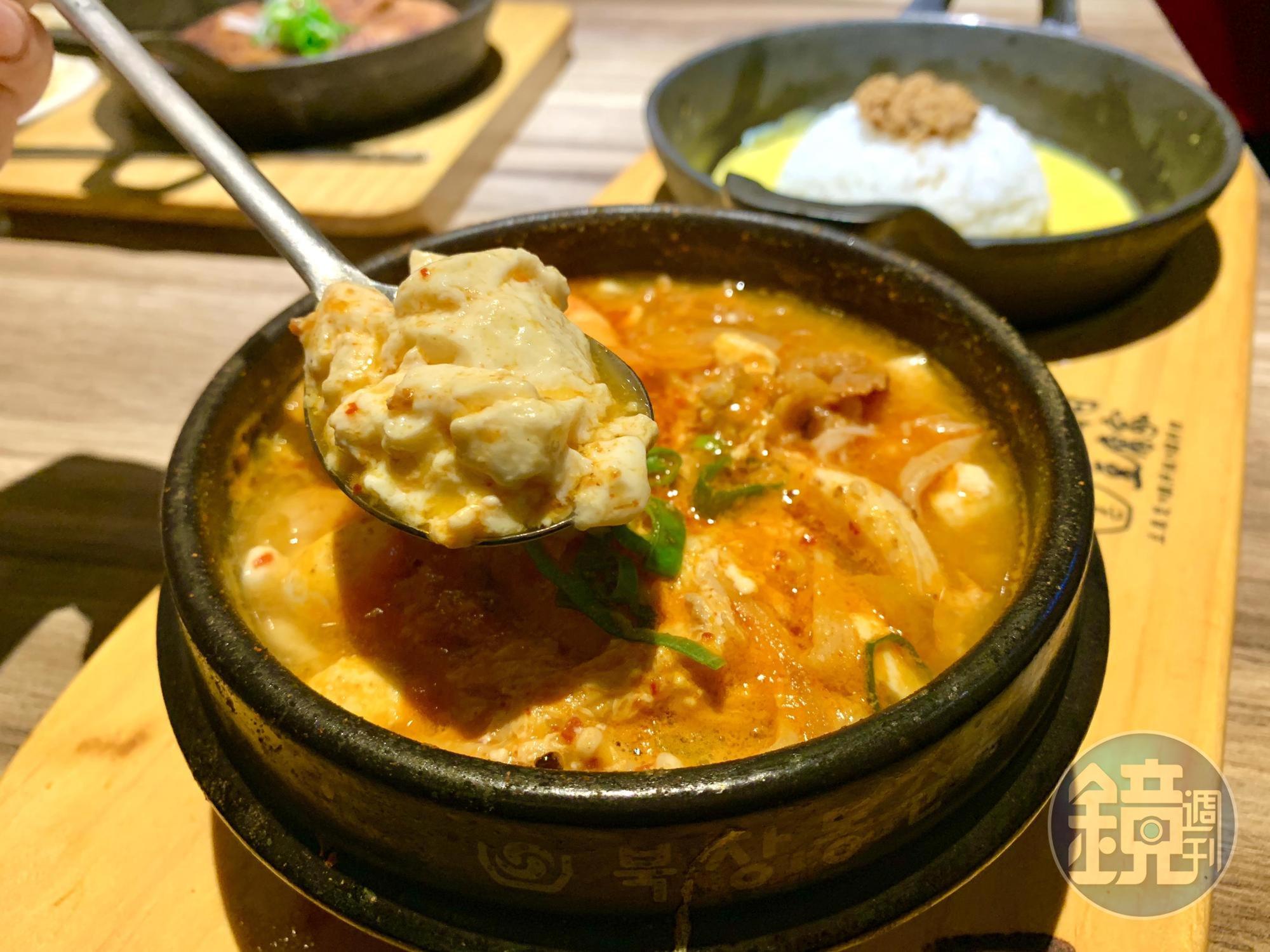 「海陸嫩豆腐煲」裡頭有鮮蝦、蛤蜊、魷魚、牛肉片、金針菇等料，湯頭辛辣有厚度、不死鹹，嫩豆腐滑口細緻。（328元／份）