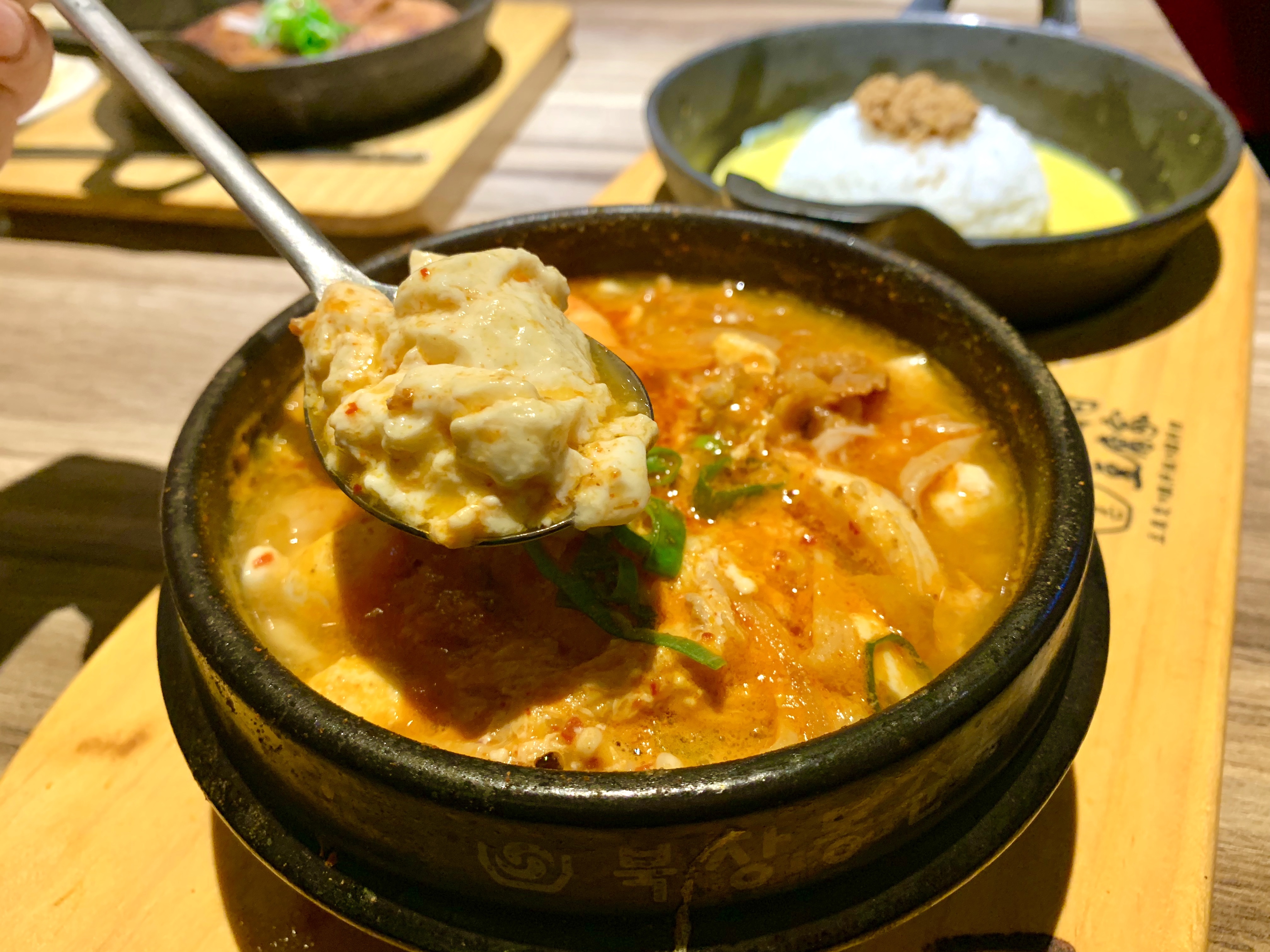 「海陸嫩豆腐煲」裡頭有鮮蝦、蛤蜊、魷魚、牛肉片、金針菇等料,湯頭辛辣有厚度、不死鹹,嫩豆腐滑口細緻。(328元/份)