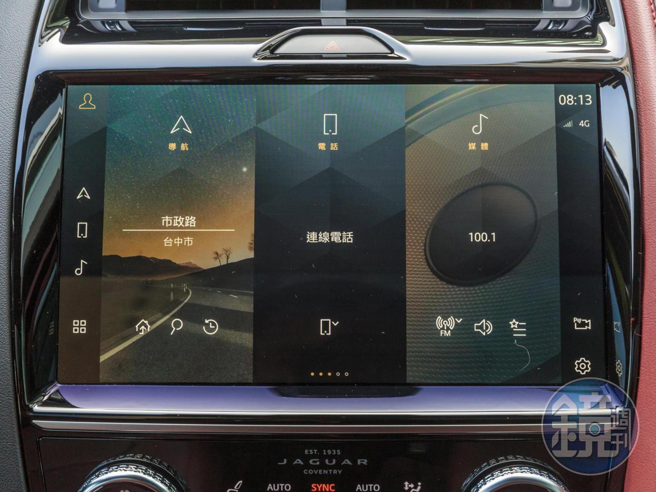 全新設計的中控台介面以11.4吋曲面玻璃觸控螢幕為視覺主軸，不僅整體亮度提升3倍、螢幕可視面積提升48%，更搭載最新世代Pivi Pro車輛資訊娛樂系統。