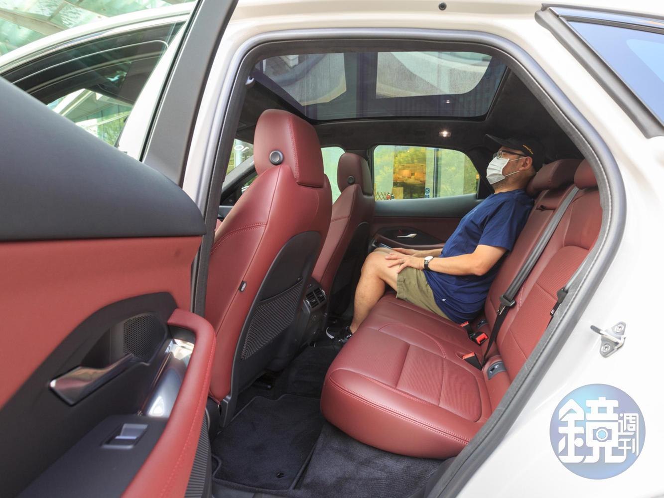 雖然是CUV的設定，但JAGUAR E-Pace的後座舒適度卻比我想像中好上許多。
