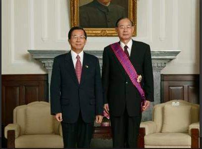前國防部長湯曜明(右)於今(3)日11點25分病逝於台北三軍總醫院,享壽81歲。(翻攝總統府網站)