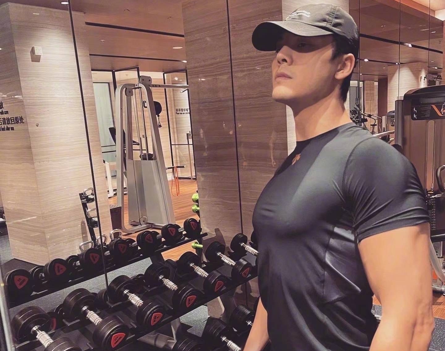 陳偉霆難得在網上大曬42寸胸肌，照片一出，即引來粉絲狂留言。（翻攝自陳偉霆微博）