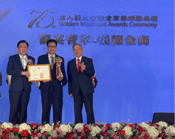 台灣瀧澤科技去年協助政府化解口罩荒危機,榮獲優良外商獎。左起:商總理事長許舒博、台灣瀧澤科技董事總經理戴雲錦、行政院副院長沈榮津。(商總提供)
