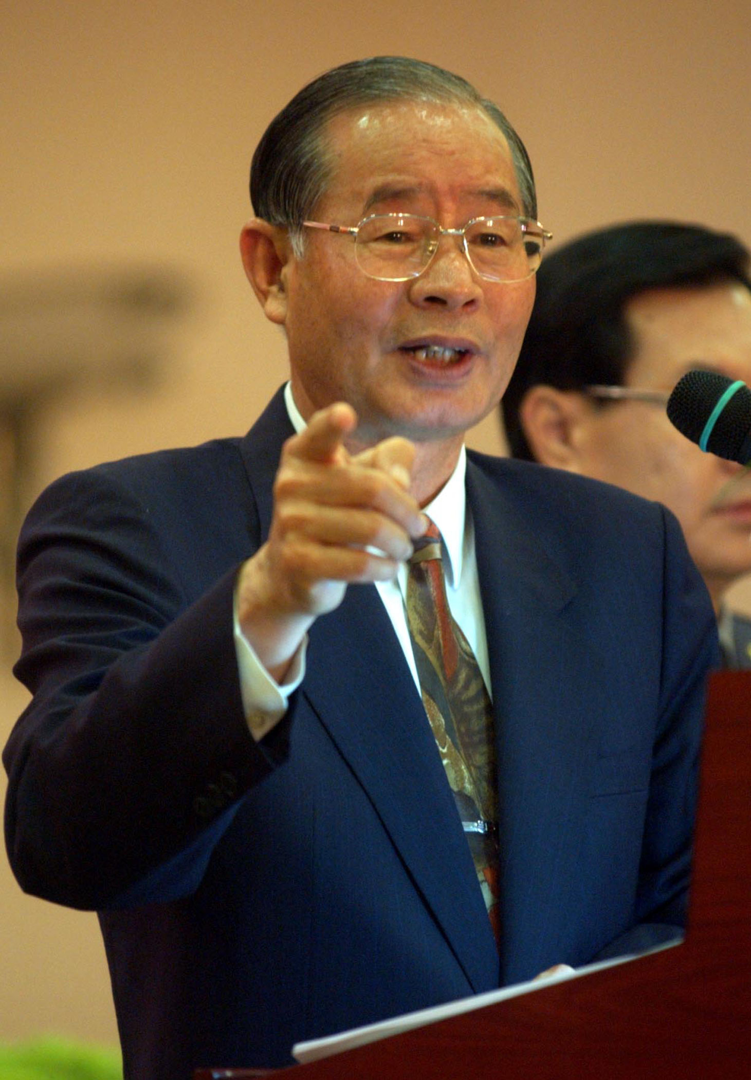 長湯曜明（右）於今（3）日11點25分病逝於台北三軍總醫院，享壽81歲。（中央社）