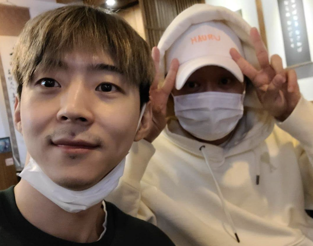 朴有天（右）的弟弟朴有煥涉嫌抽大麻被韓國警方立案調查。（翻攝朴有煥IG）