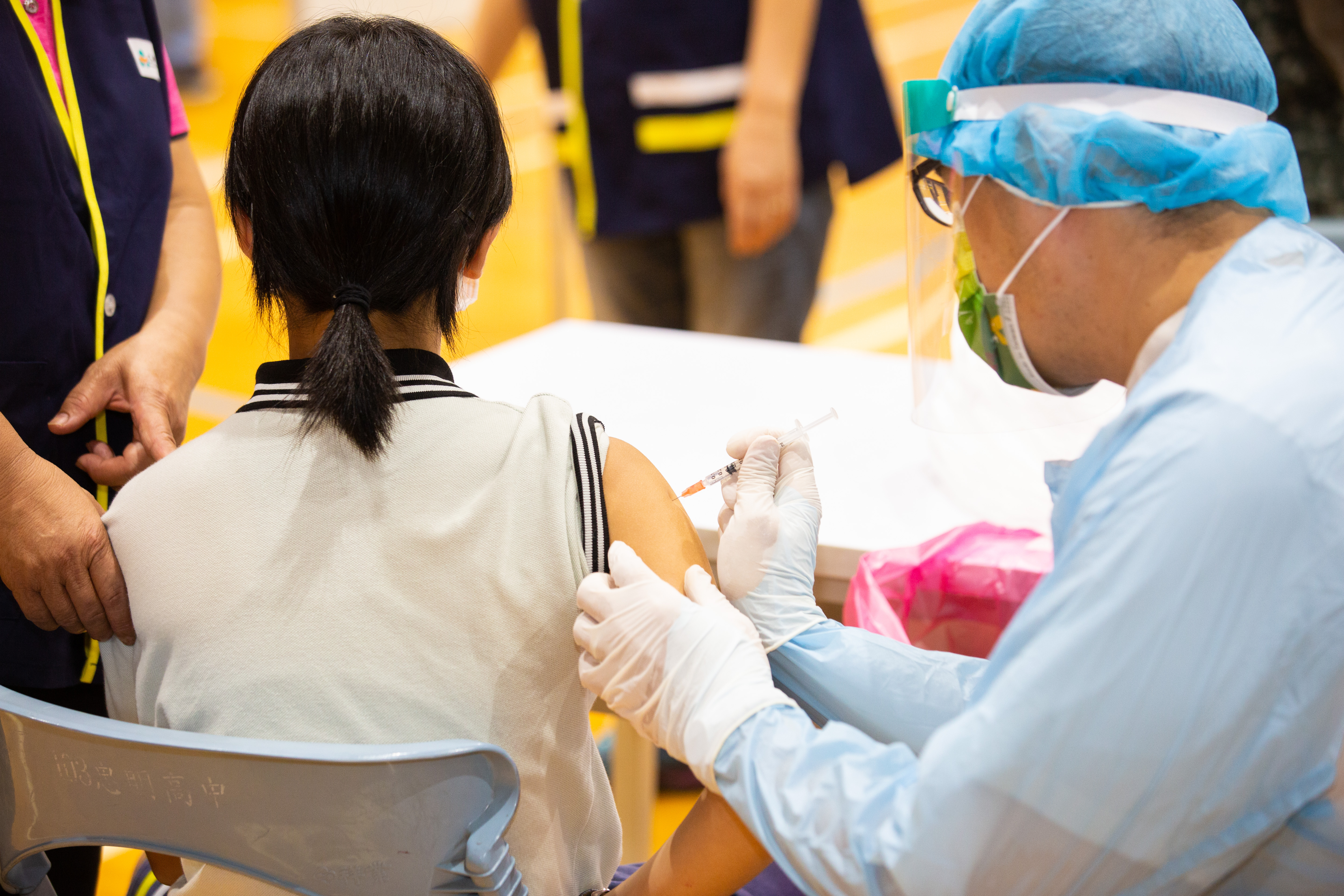 第13輪疫苗提供BNT及AZ第1、2劑接種且分流預約,BNT上午先行開放,共有143.8萬人符合資格。(資料照)