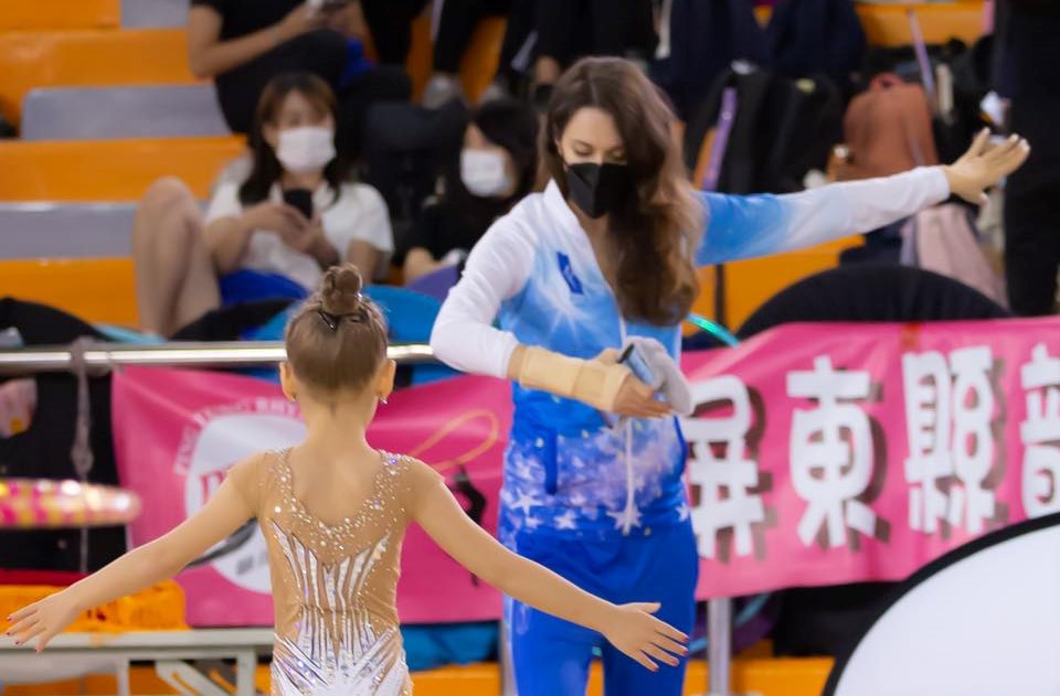 瑞莎（右）日前帶選手參加全國韻律體操錦標賽。（翻攝瑞莎臉書）