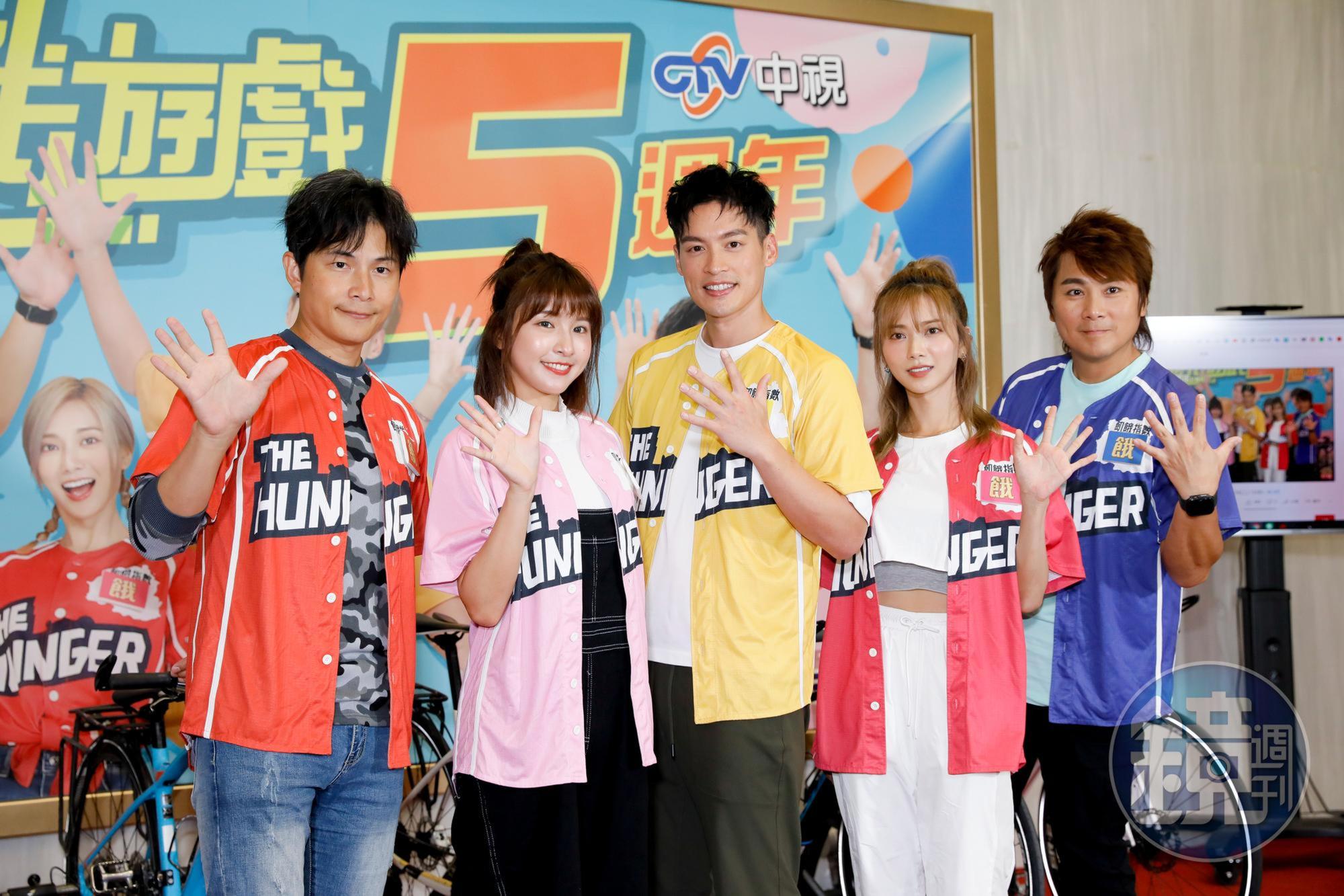 《飢餓遊戲》歡慶5週年,主持群王仁甫、孫協志、許孟哲、峮峮(吳函峮)和蔡黃汝(豆花妹)同台慶祝。