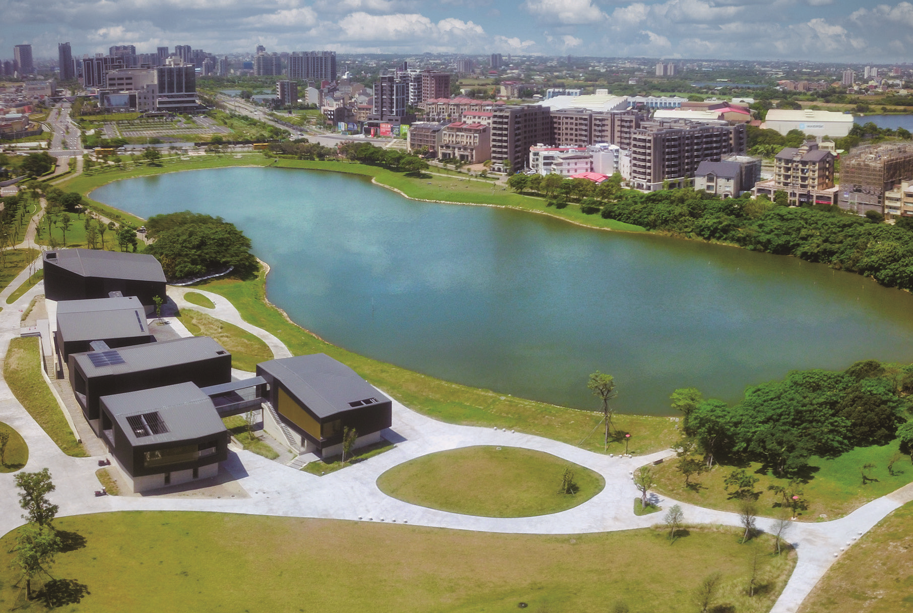傍水依塘的硯石建築群，順應曲流的地景，剛柔並濟。