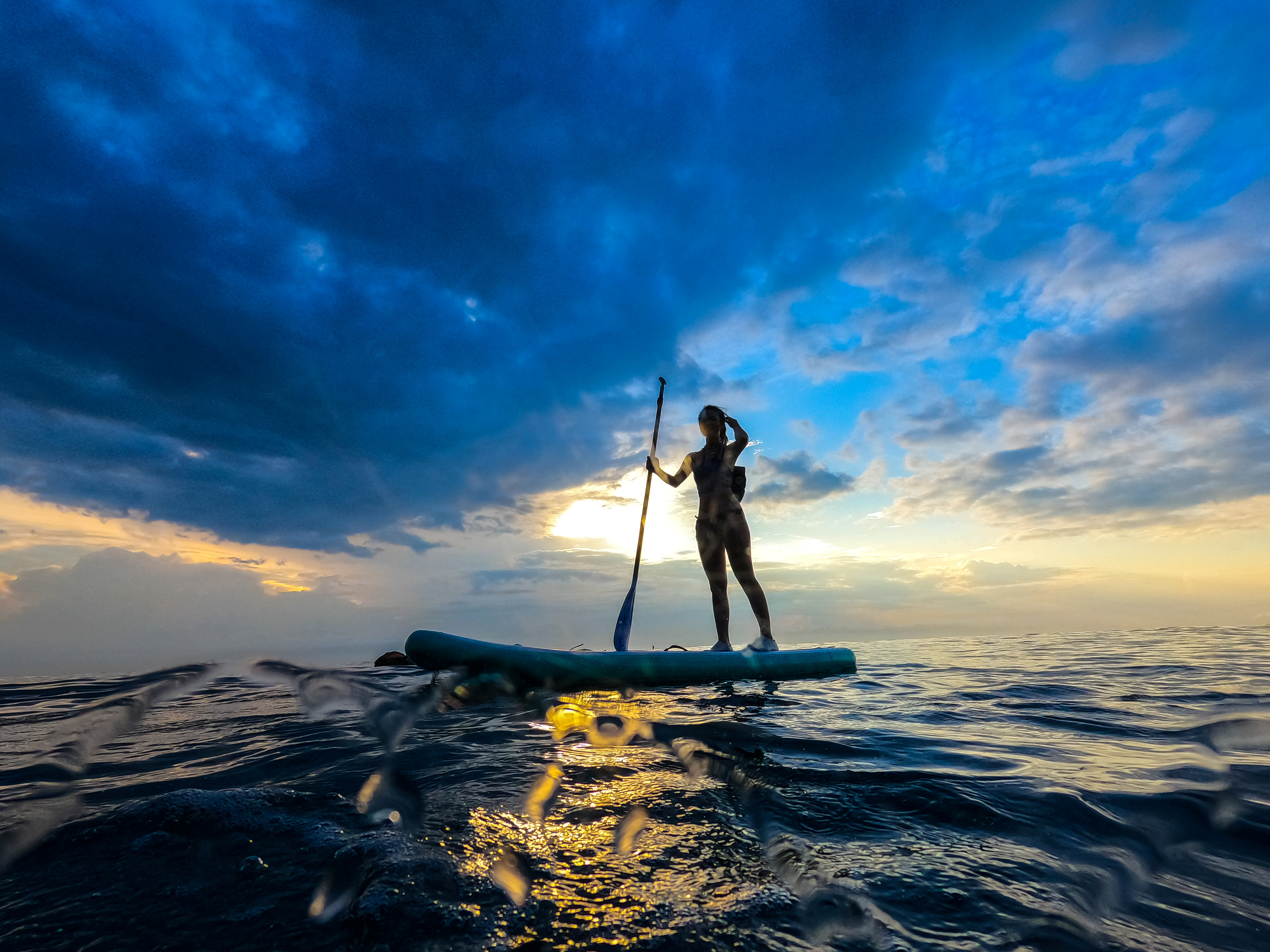 嘗試在SUP立槳板上站起，遠眺無垠的太平洋。