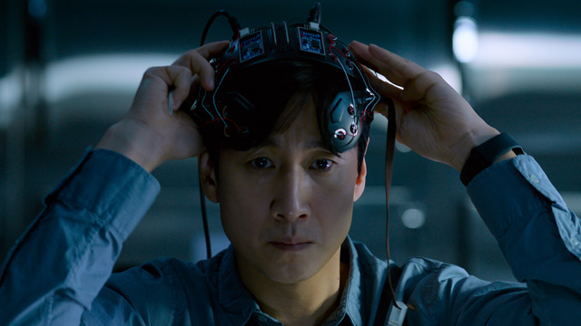 如果能同步別人的大腦,你會選誰?李善均在《Dr. Brain》飾演天才大腦科學家,利用同步大腦科技解開謎團。(Apple TV+提供)