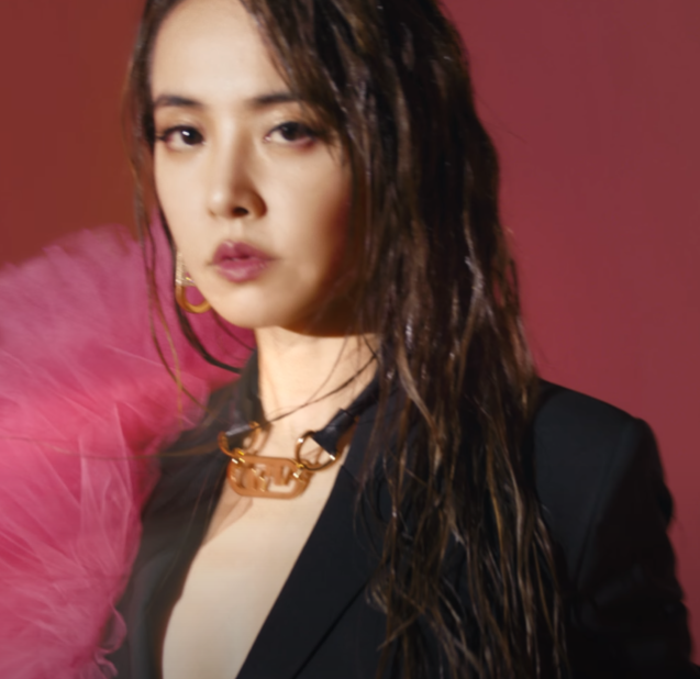 蔡依林配戴FENDI O'Lock系列造型耳環NT$18,500、黑色造型頸鍊NT$27,800。(翻攝自網路)