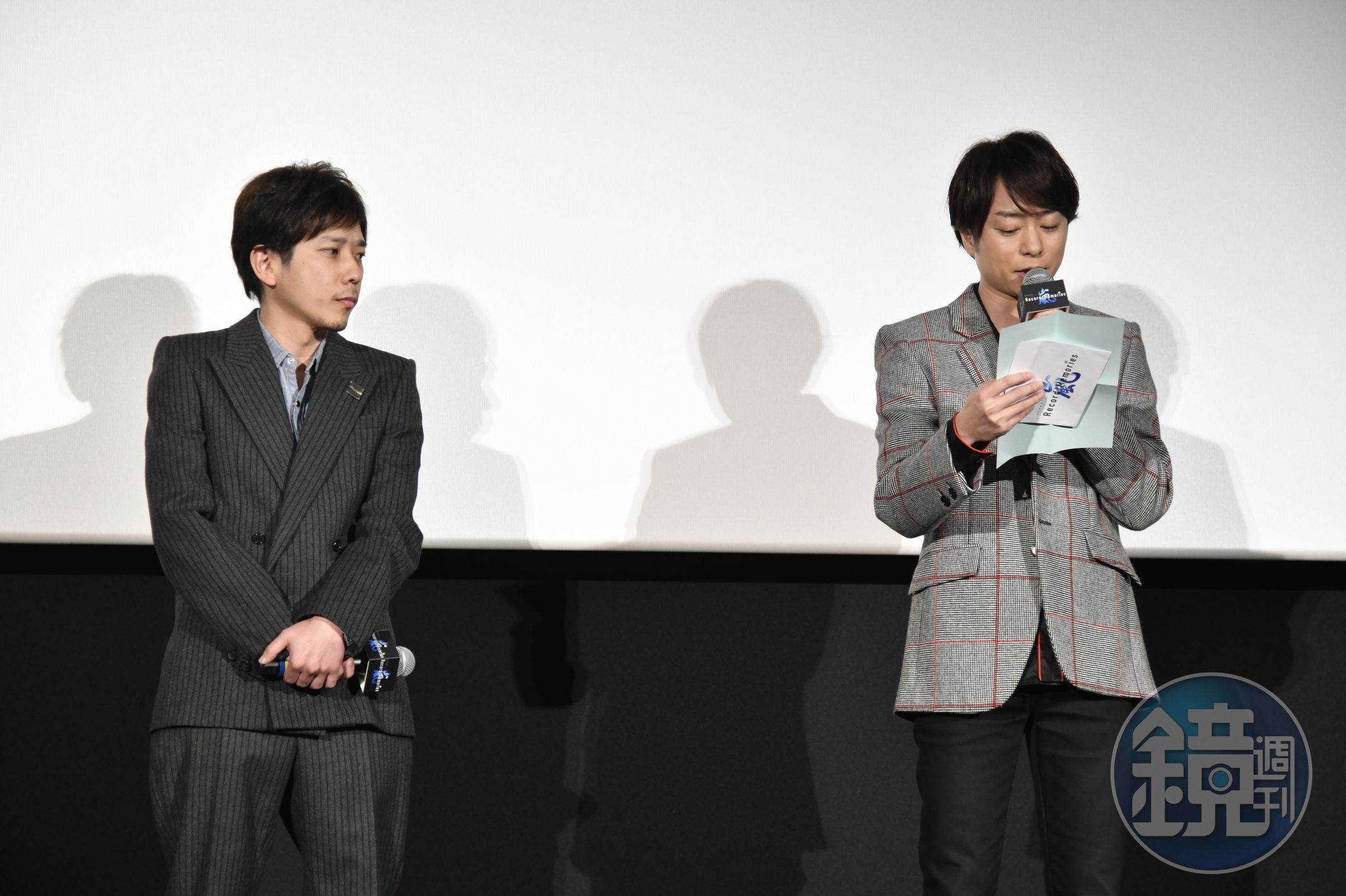 櫻井翔（右）今代表念來自隊長大野智的信，左為二宮和也。（大鴻藝術BIG ART / ©2021 J Storm Inc.提供）