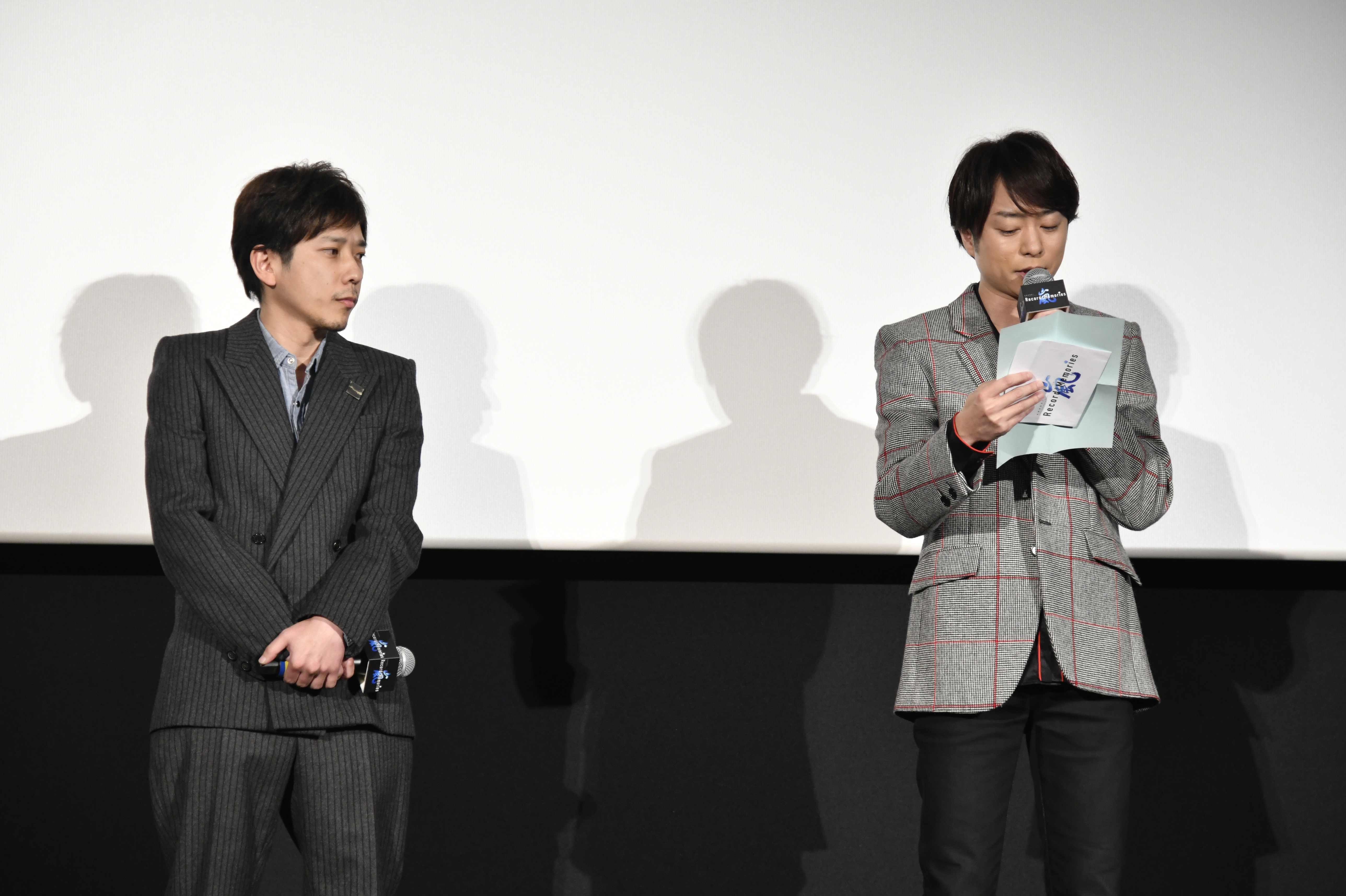 櫻井翔（右）今代表念來自隊長大野智的信，左為二宮和也。（大鴻藝術BIG ART / ©2021 J Storm Inc.提供）