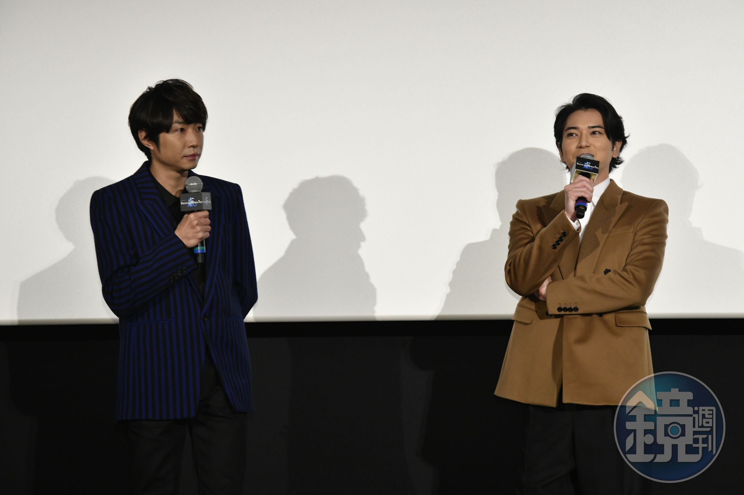 松本潤（右）透露最近很少出席公開活動有些緊張，相葉雅紀還調侃他「最近很閒嗎」，秒被否認。（大鴻藝術BIG ART / ©2021 J Storm Inc.提供）