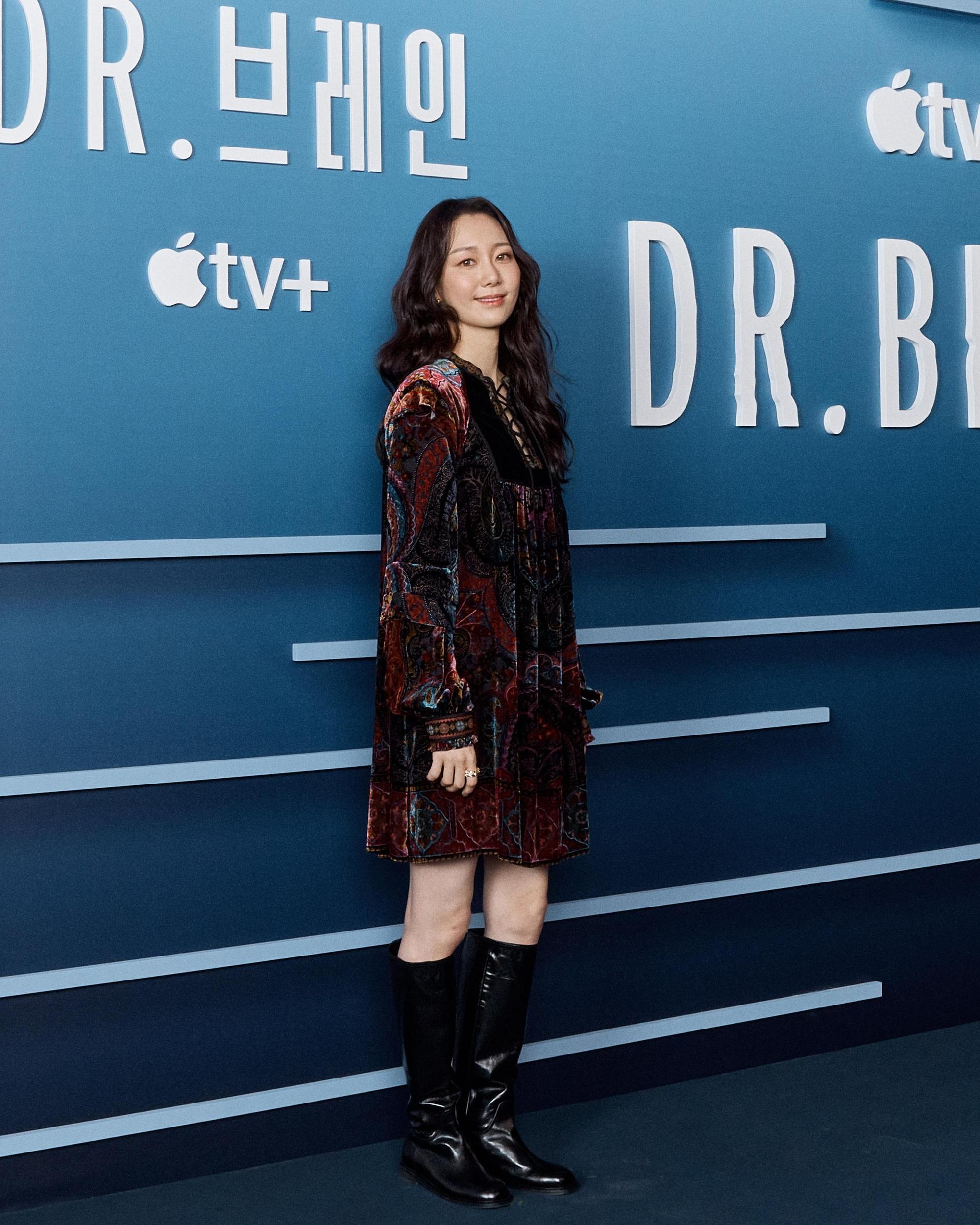 李裕英在《Dr. Brain》飾演李善均妻子,由於李善均的角色缺乏情感能力,讓她對戲感到很有挑戰性。(Apple TV+提供)