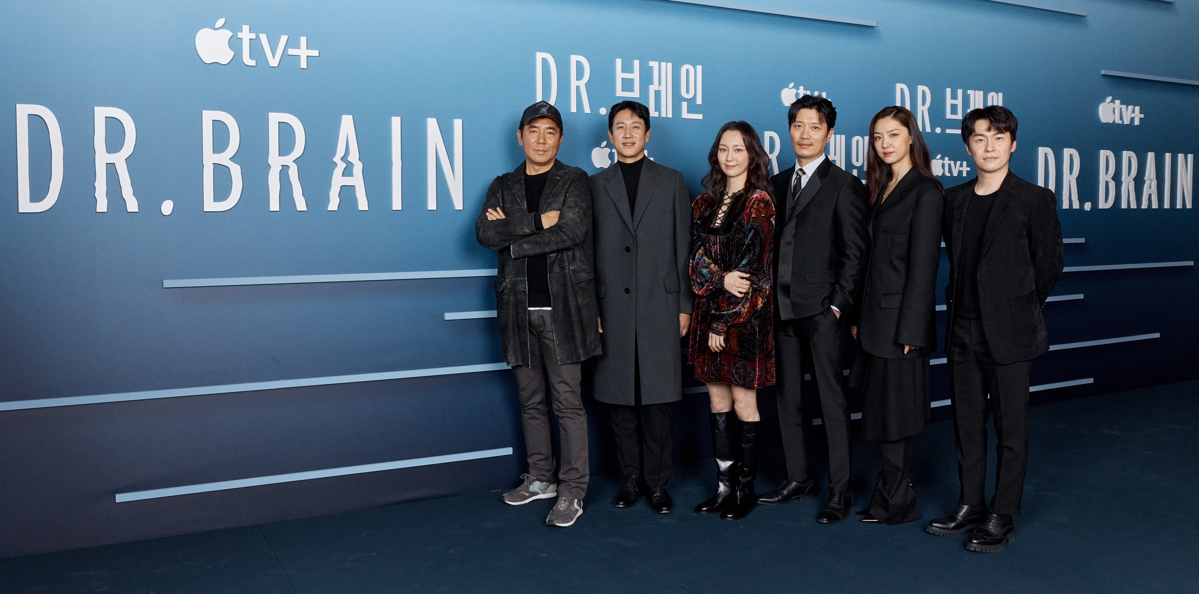 《Dr. Brain》記者會由金知雲（左起）導演帶領主演群李善均、李裕英、朴喜洵、徐智會與李在源出席。（Apple TV+提供）