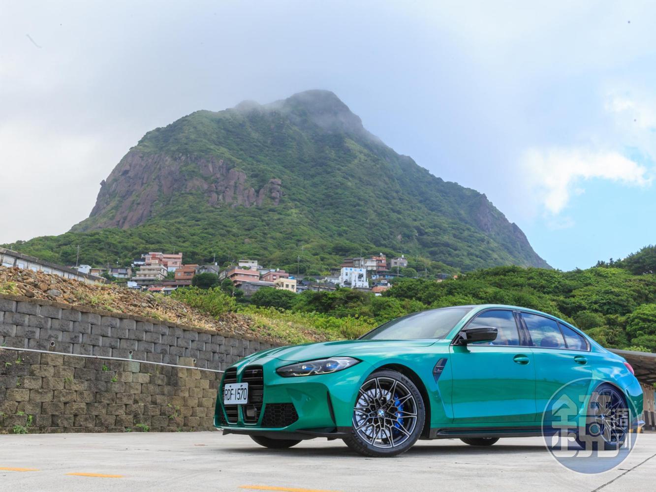 延續新世代BMW 3、4系列的外觀造型， M3 Competition Racing Package配備了更孔武有力的性能盔甲，氣勢足以讓對手望而生畏！