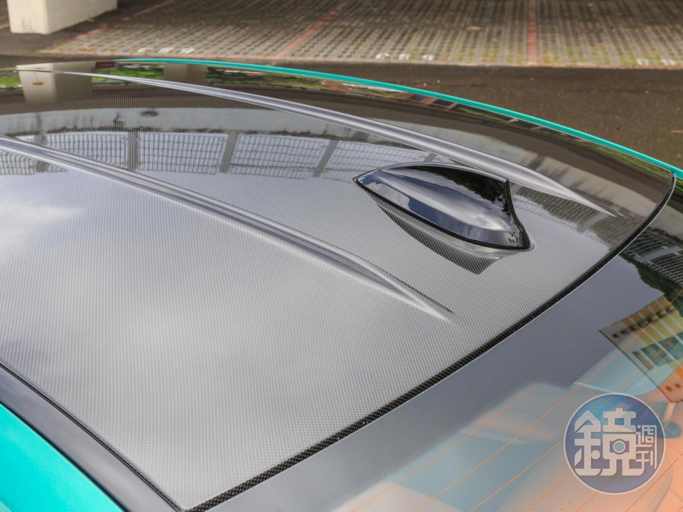 以碳纖維強化塑料(CFRP)打造的碳纖維車頂能減輕重量同時降低車身重心。