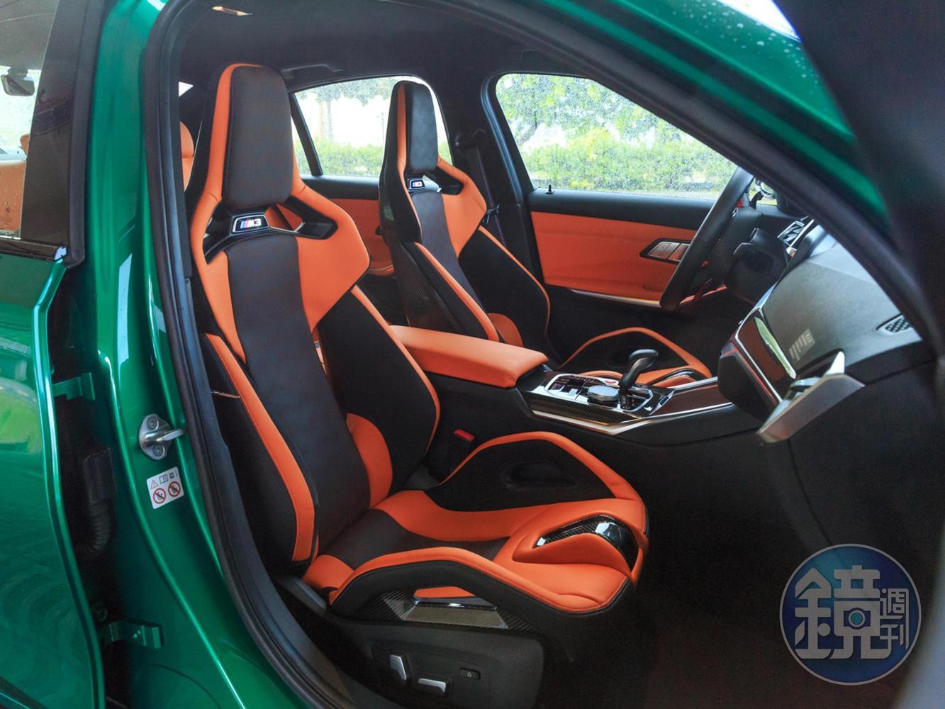 由BMW M GmbH開發的全新M專屬碳纖維賽車桶型座椅，具有電動調整及加熱功能。